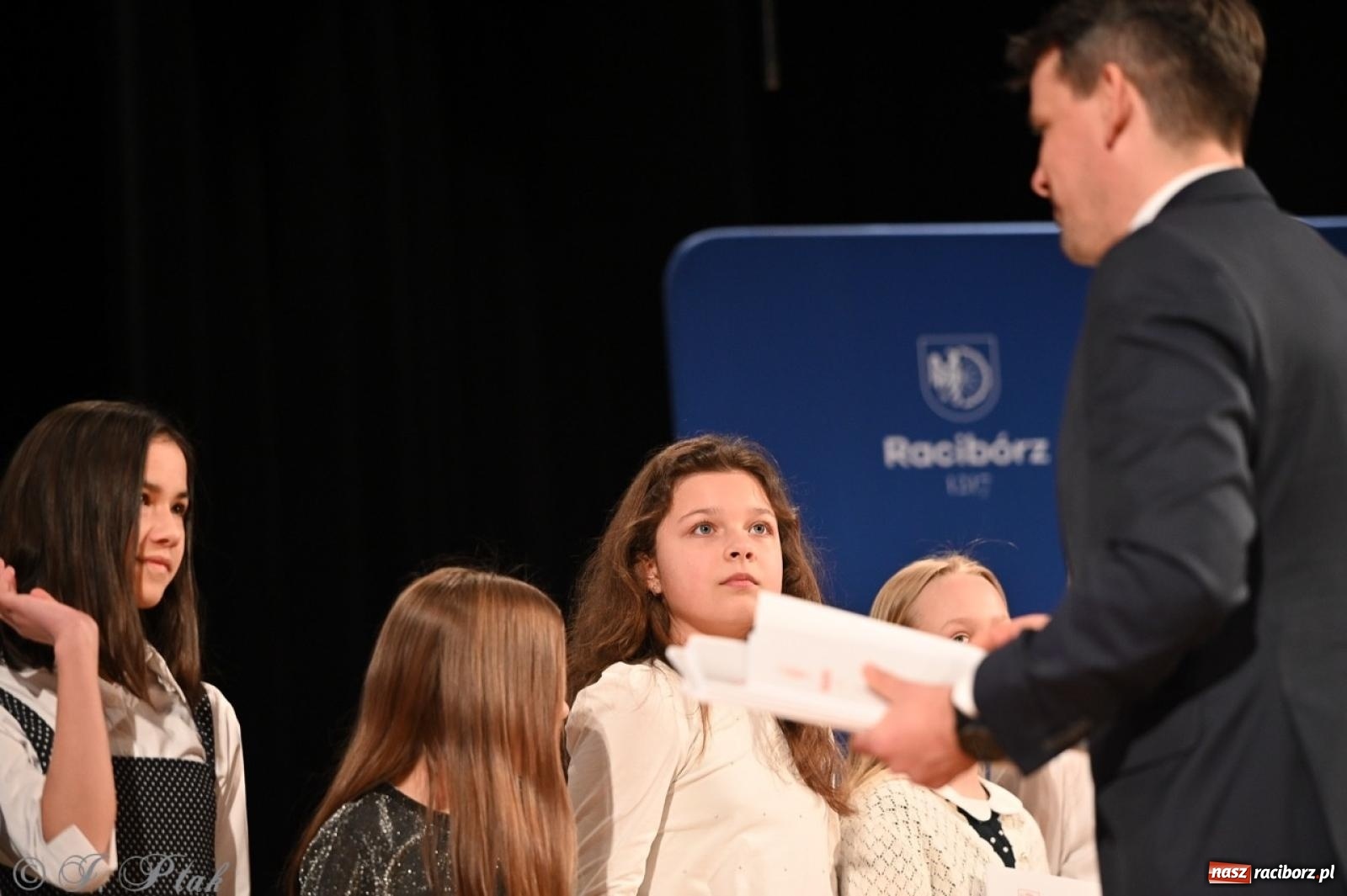 Zdjęcie w galerii na portalu naszraciborz.pl: Racibórz. Uroczyste rozdanie stypendiów za wyniki w nauce [FOTO i WIDEO] wiadomości z regionu