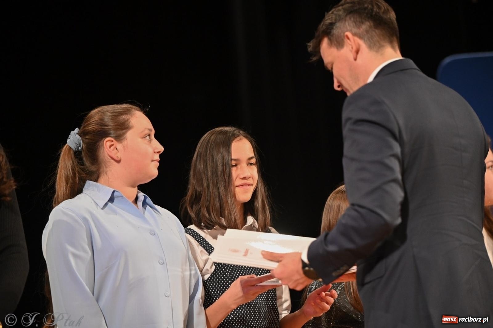 Zdjęcie w galerii na portalu naszraciborz.pl: Racibórz. Uroczyste rozdanie stypendiów za wyniki w nauce [FOTO i WIDEO] wiadomości z regionu