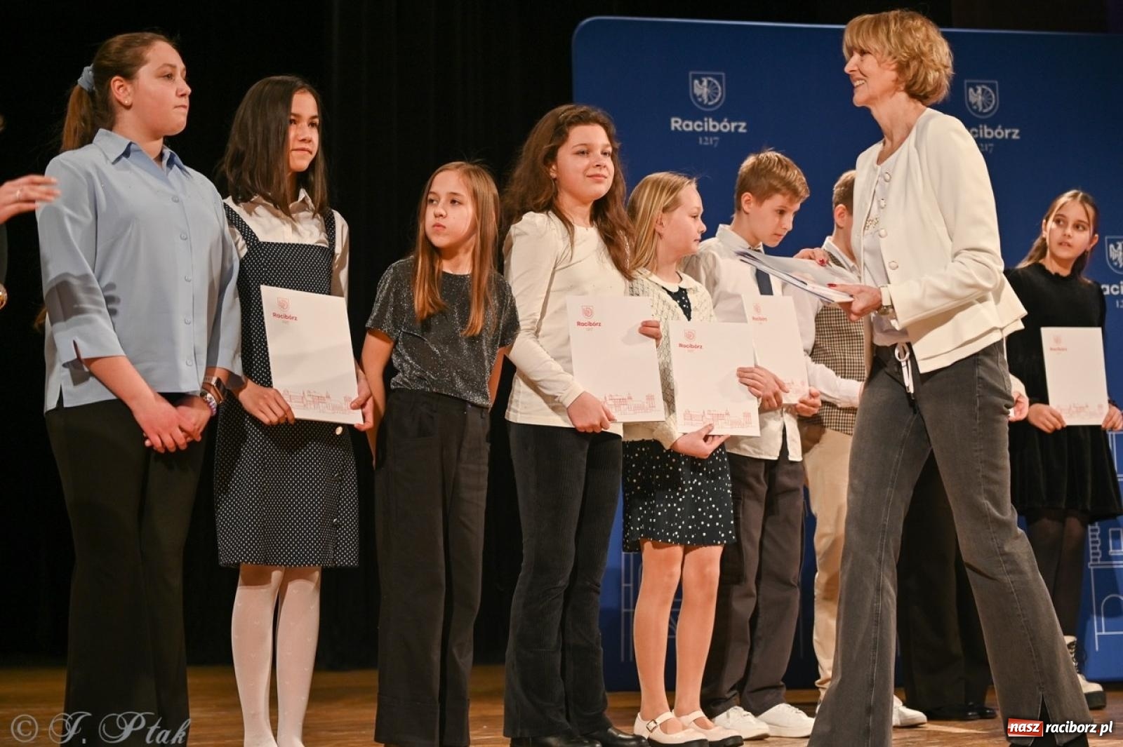 Zdjęcie w galerii na portalu naszraciborz.pl: Racibórz. Uroczyste rozdanie stypendiów za wyniki w nauce [FOTO i WIDEO] wiadomości z regionu