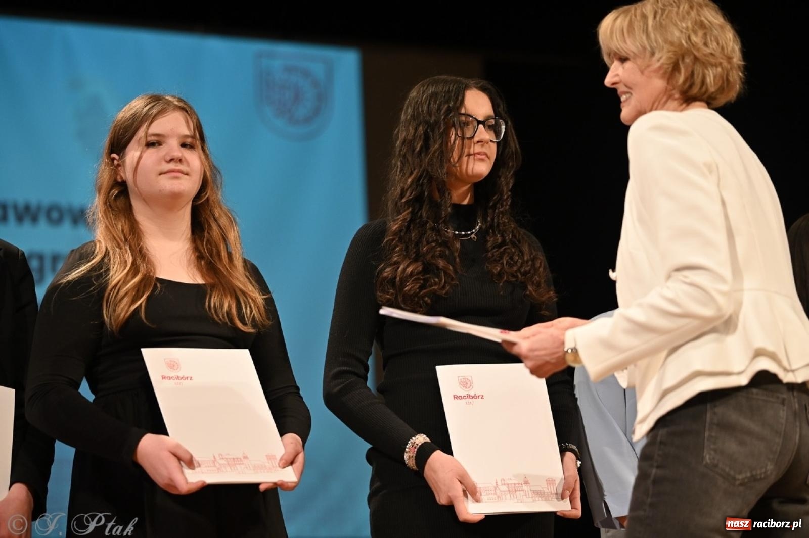 Zdjęcie w galerii na portalu naszraciborz.pl: Racibórz. Uroczyste rozdanie stypendiów za wyniki w nauce [FOTO i WIDEO] wiadomości z regionu