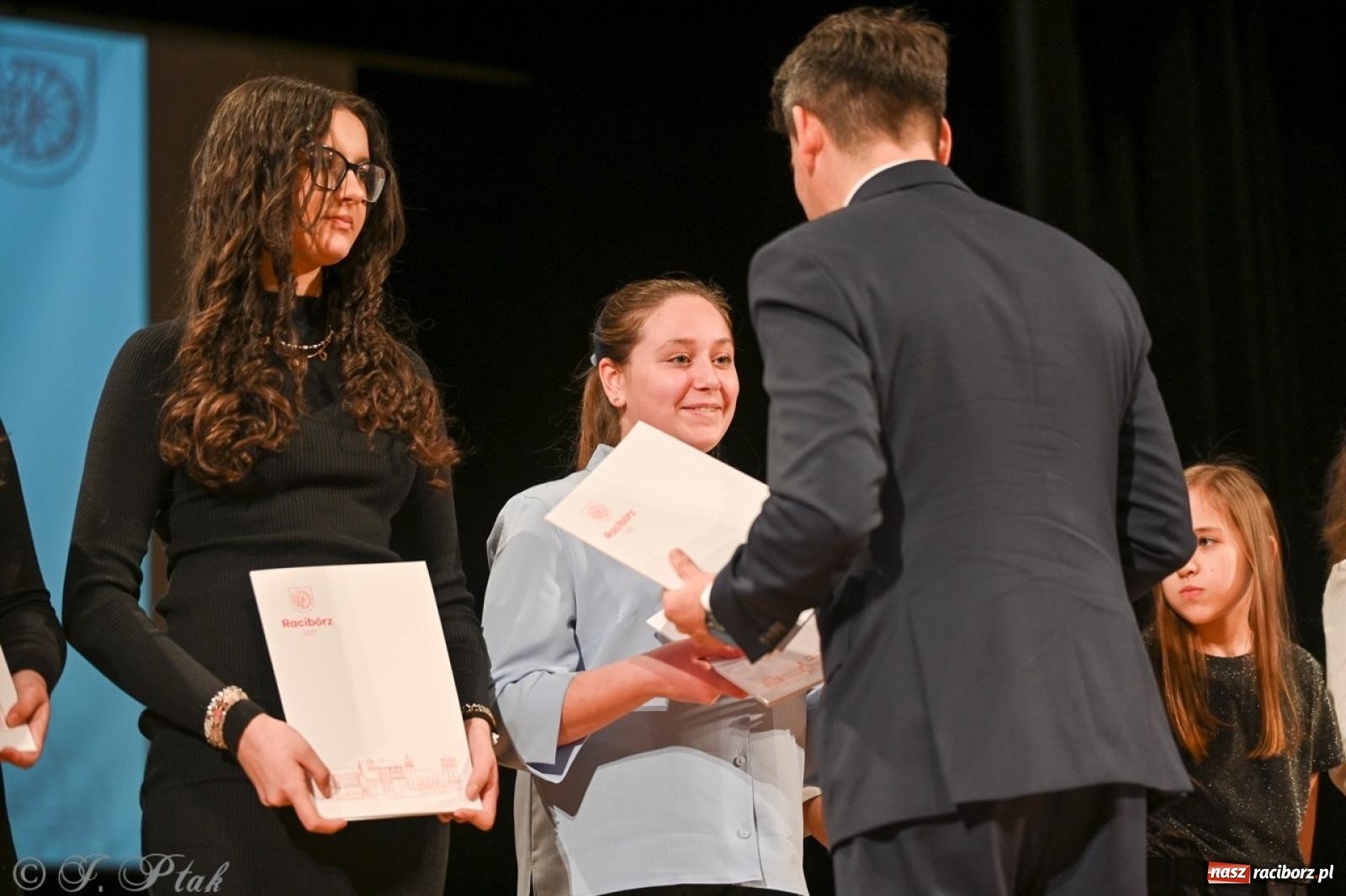 Zdjęcie w galerii na portalu naszraciborz.pl: Racibórz. Uroczyste rozdanie stypendiów za wyniki w nauce [FOTO i WIDEO] wiadomości z regionu
