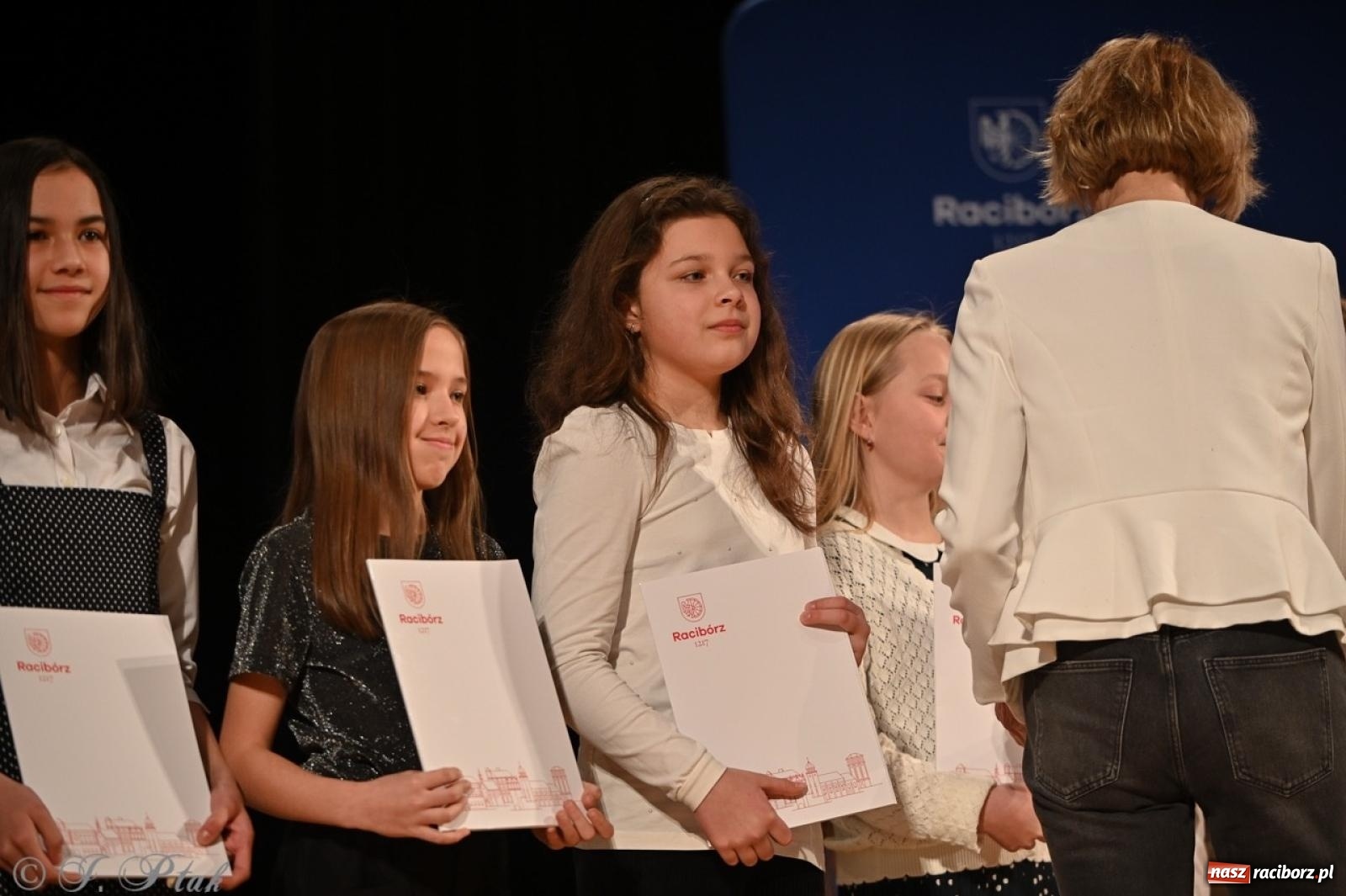 Zdjęcie w galerii na portalu naszraciborz.pl: Racibórz. Uroczyste rozdanie stypendiów za wyniki w nauce [FOTO i WIDEO] wiadomości z regionu