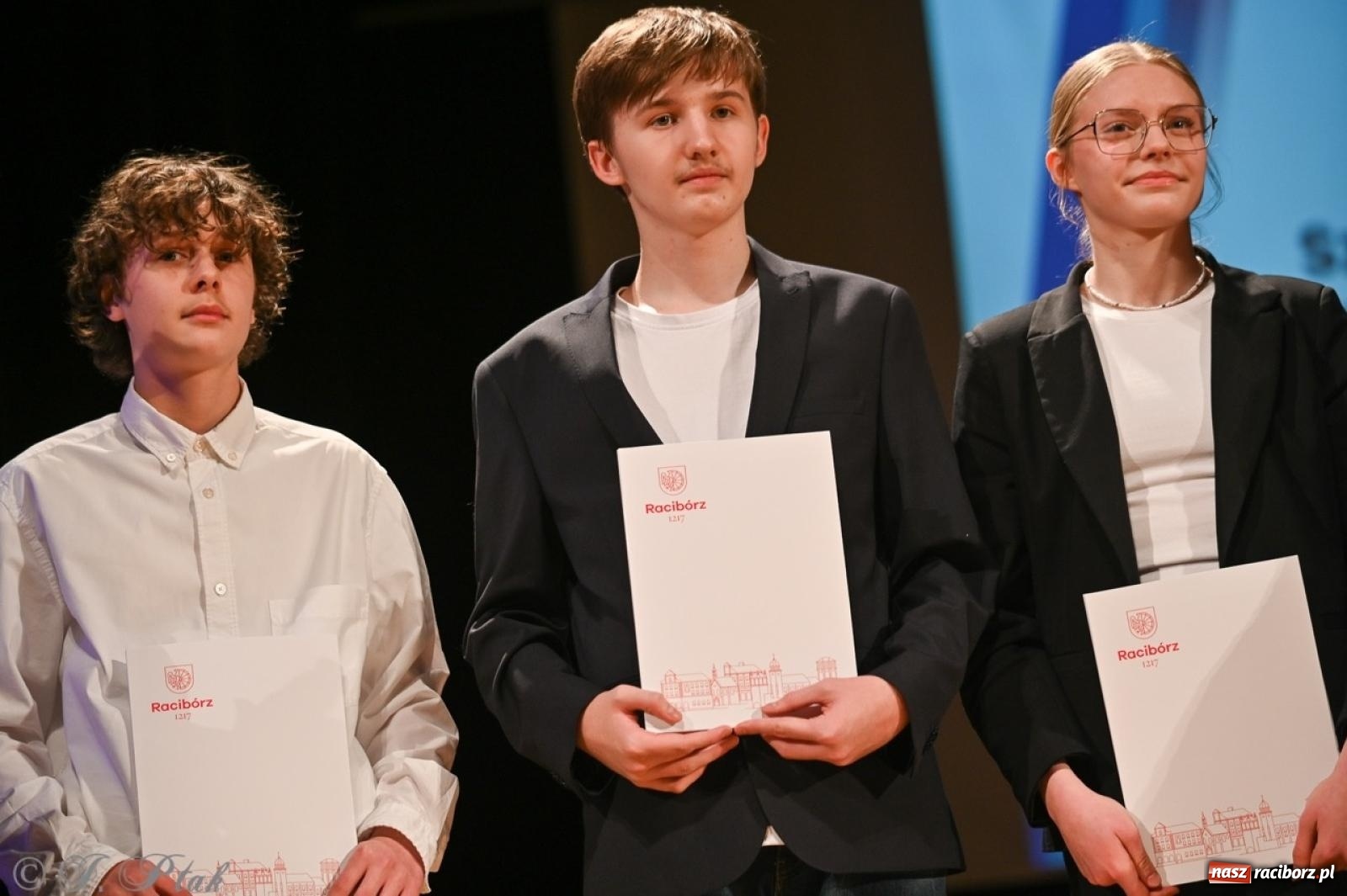 Zdjęcie w galerii na portalu naszraciborz.pl: Racibórz. Uroczyste rozdanie stypendiów za wyniki w nauce [FOTO i WIDEO] wiadomości z regionu
