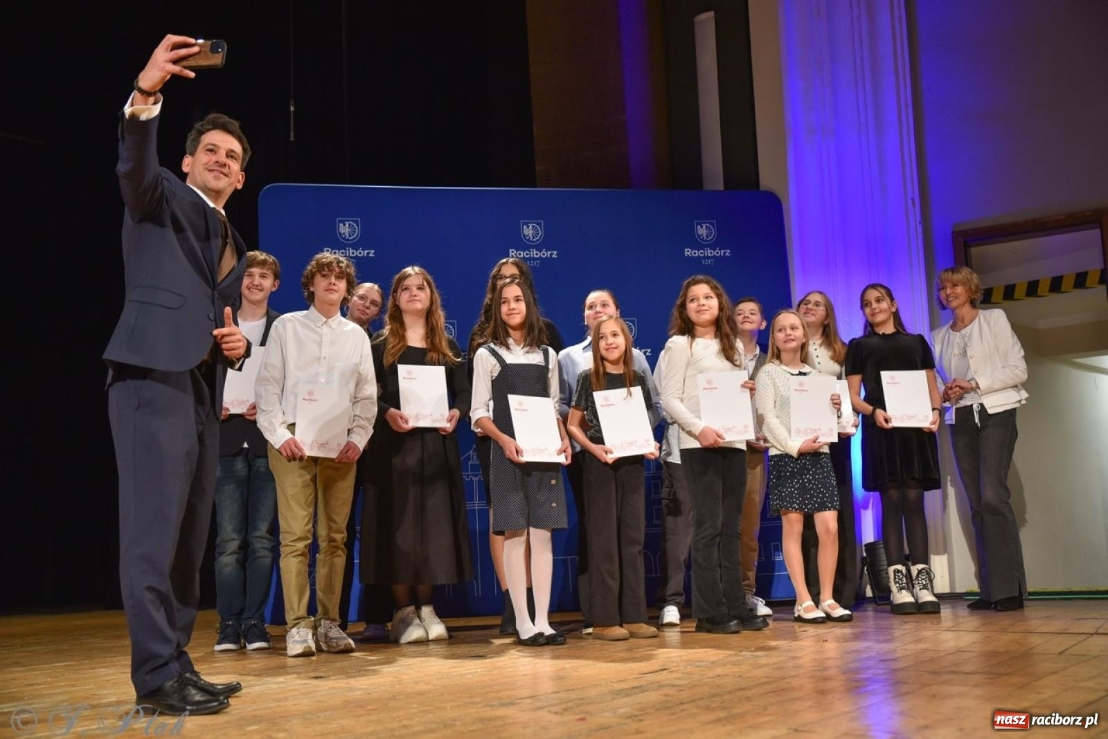 Zdjęcie w galerii na portalu naszraciborz.pl: Racibórz. Uroczyste rozdanie stypendiów za wyniki w nauce [FOTO i WIDEO] wiadomości z regionu