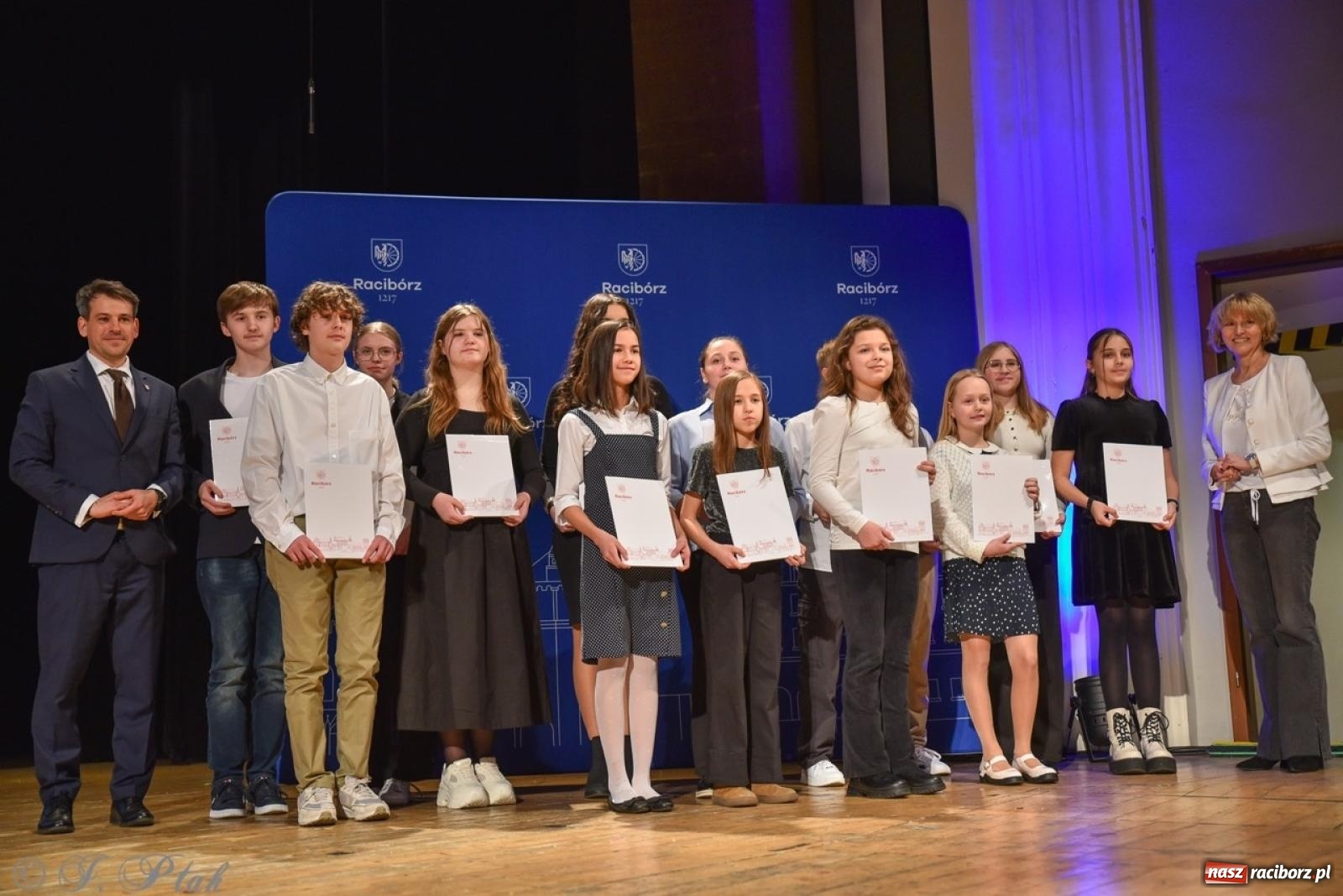 Zdjęcie w galerii na portalu naszraciborz.pl: Racibórz. Uroczyste rozdanie stypendiów za wyniki w nauce [FOTO i WIDEO] wiadomości z regionu