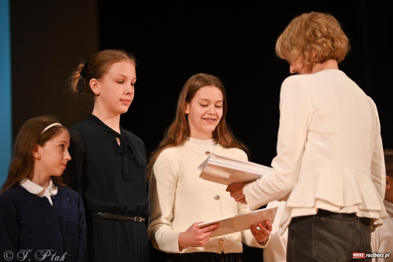 Zdjęcie w galerii na portalu naszraciborz.pl: Racibórz. Uroczyste rozdanie stypendiów za wyniki w nauce [FOTO i WIDEO] wiadomości z regionu
