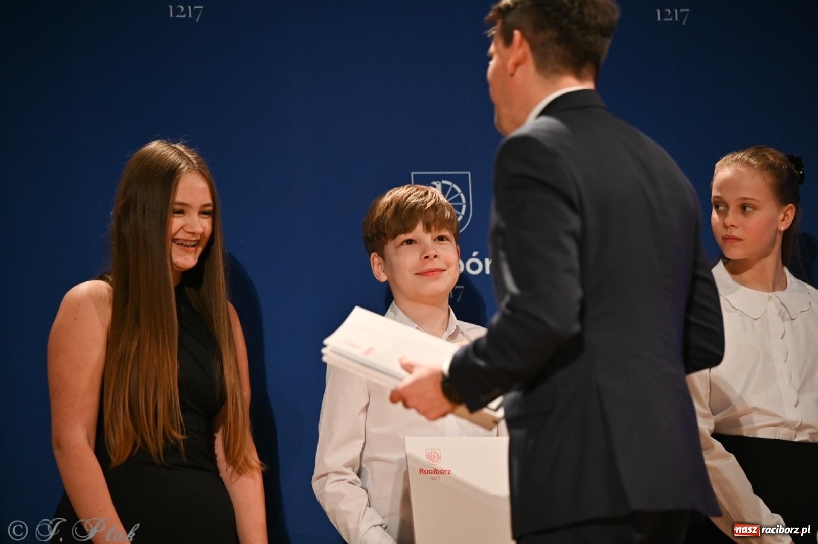 Zdjęcie w galerii na portalu naszraciborz.pl: Racibórz. Uroczyste rozdanie stypendiów za wyniki w nauce [FOTO i WIDEO] wiadomości z regionu