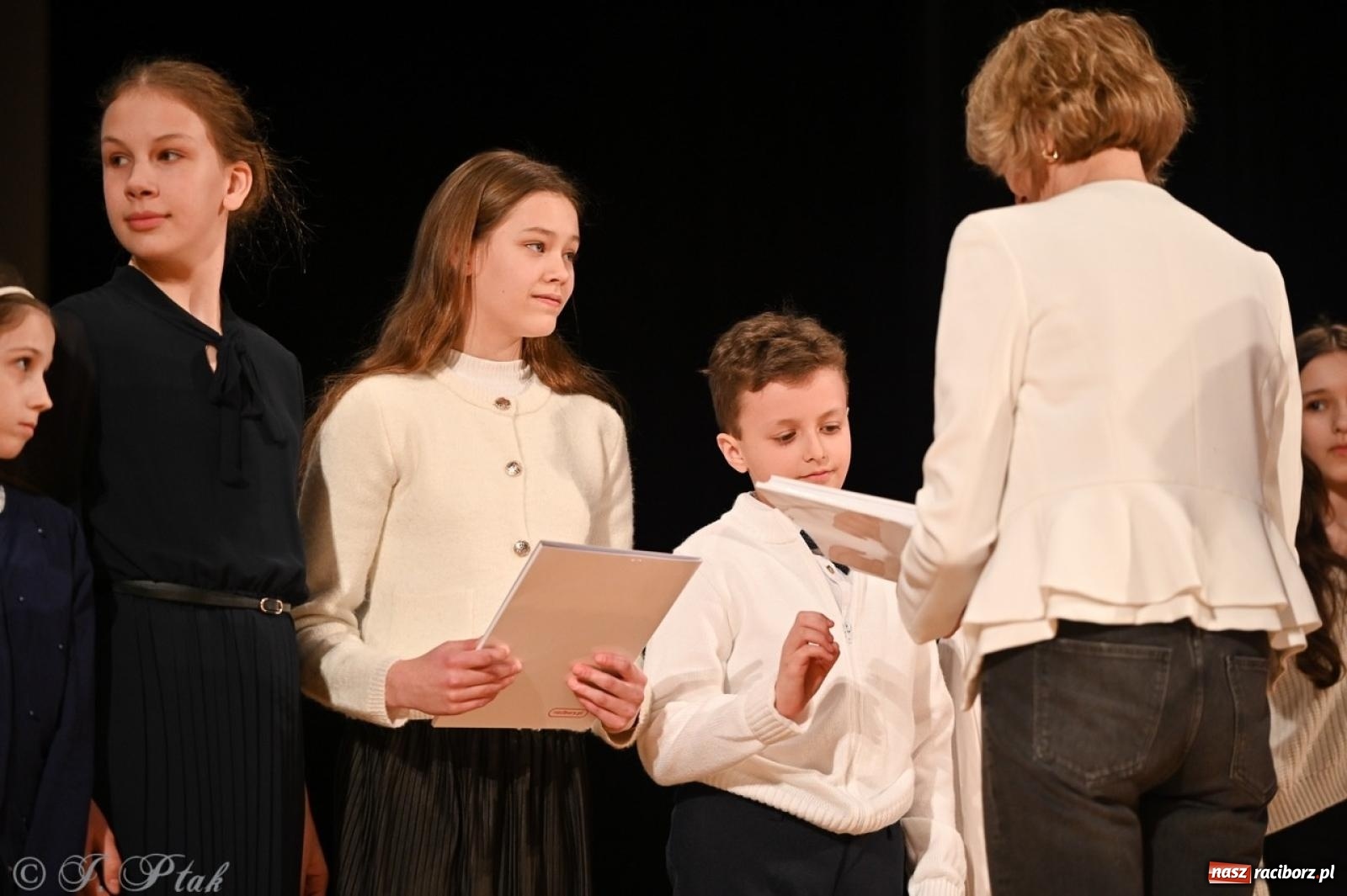 Zdjęcie w galerii na portalu naszraciborz.pl: Racibórz. Uroczyste rozdanie stypendiów za wyniki w nauce [FOTO i WIDEO] wiadomości z regionu