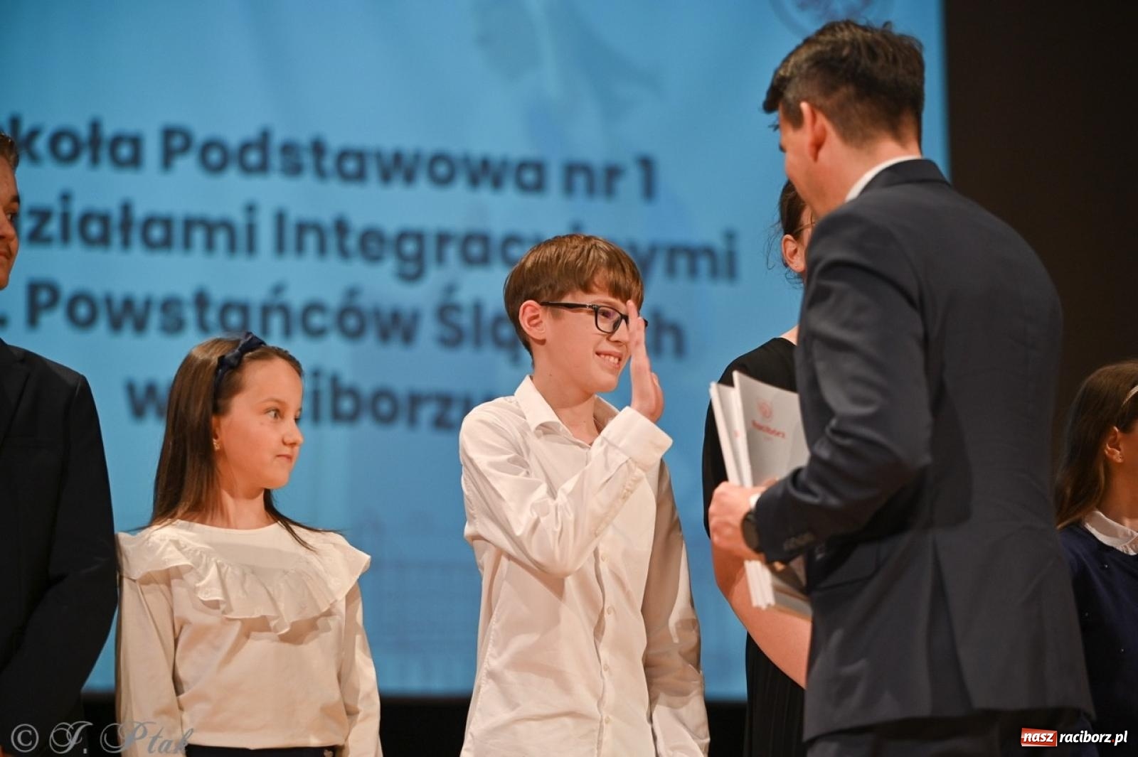 Zdjęcie w galerii na portalu naszraciborz.pl: Racibórz. Uroczyste rozdanie stypendiów za wyniki w nauce [FOTO i WIDEO] wiadomości z regionu