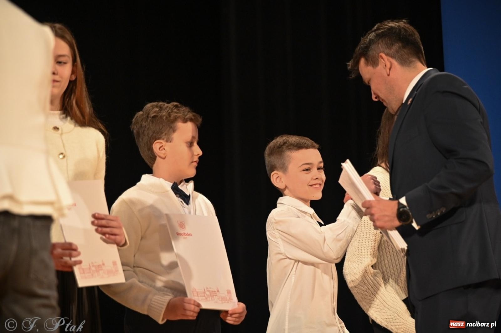 Zdjęcie w galerii na portalu naszraciborz.pl: Racibórz. Uroczyste rozdanie stypendiów za wyniki w nauce [FOTO i WIDEO] wiadomości z regionu