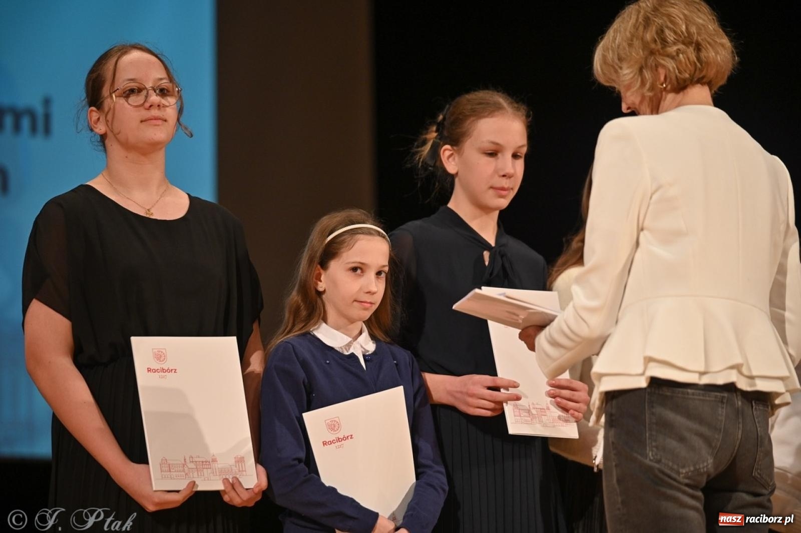 Zdjęcie w galerii na portalu naszraciborz.pl: Racibórz. Uroczyste rozdanie stypendiów za wyniki w nauce [FOTO i WIDEO] wiadomości z regionu