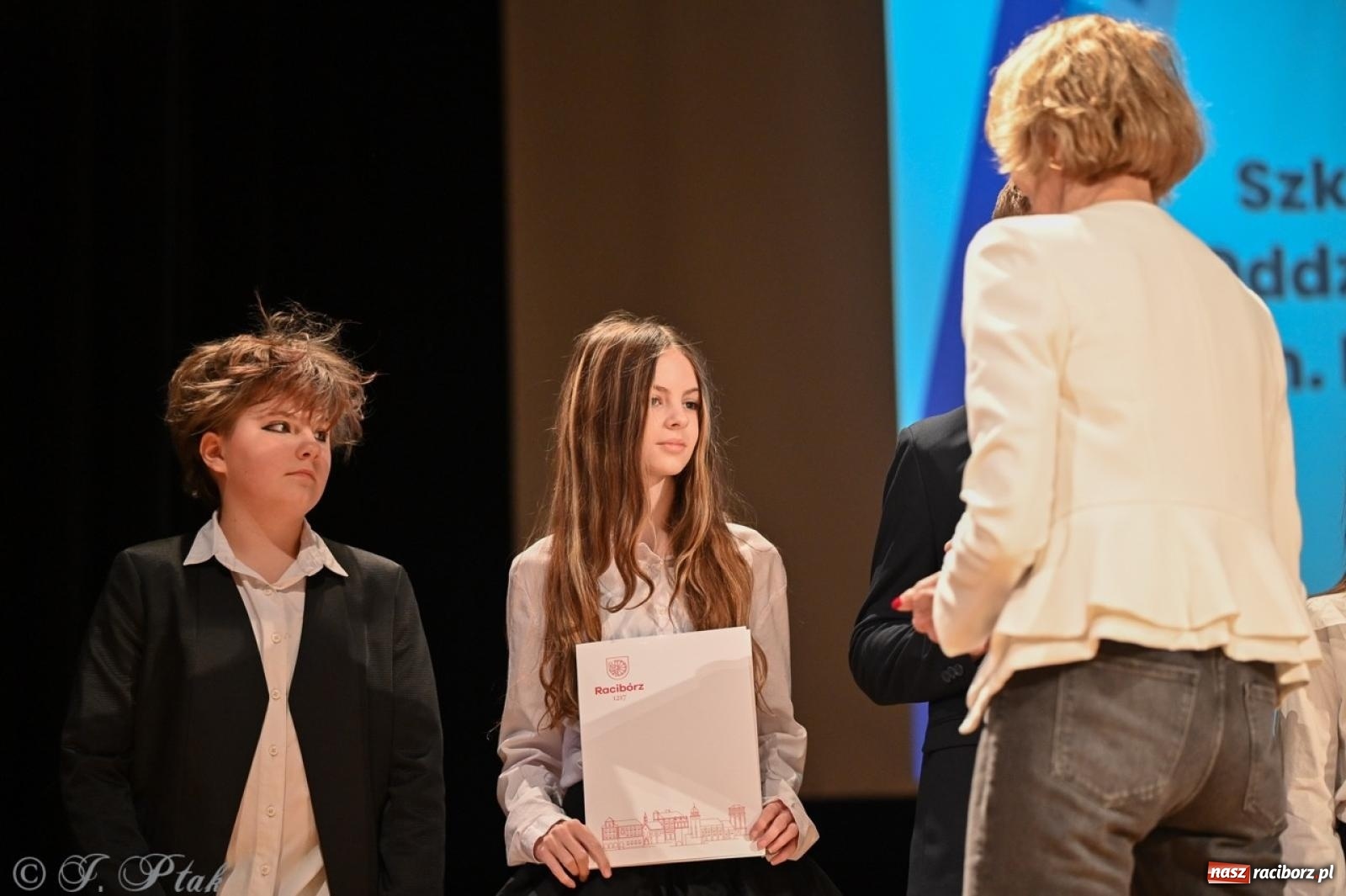 Zdjęcie w galerii na portalu naszraciborz.pl: Racibórz. Uroczyste rozdanie stypendiów za wyniki w nauce [FOTO i WIDEO] wiadomości z regionu