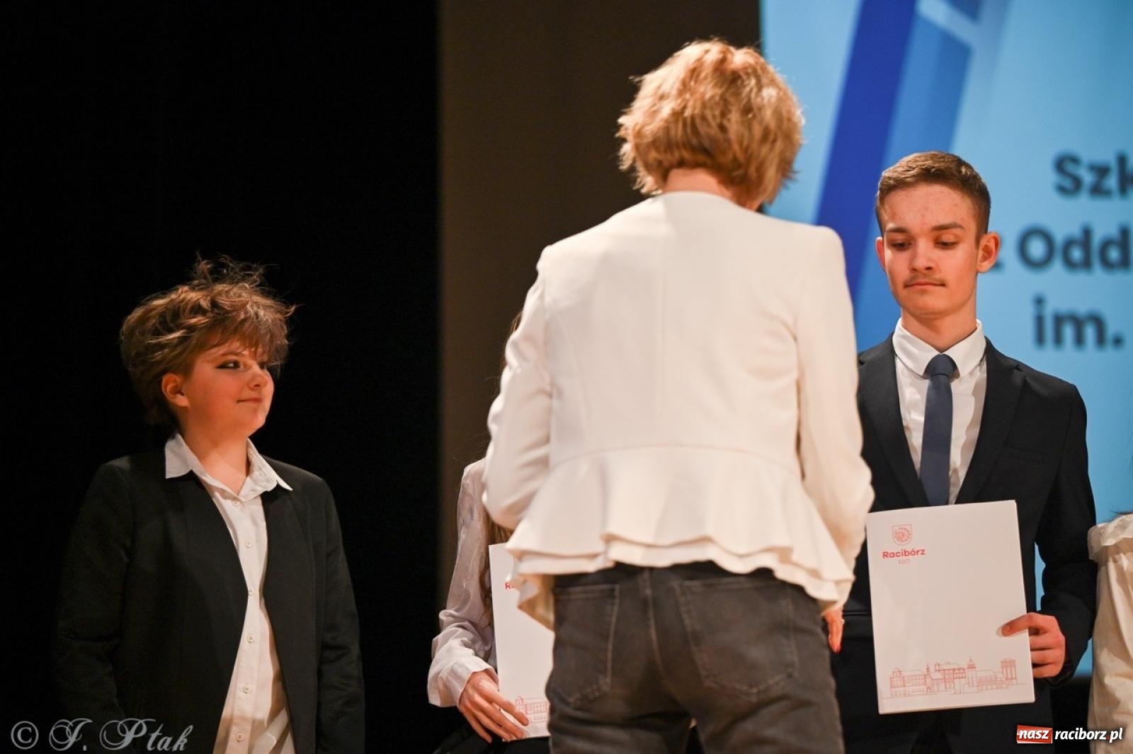 Zdjęcie w galerii na portalu naszraciborz.pl: Racibórz. Uroczyste rozdanie stypendiów za wyniki w nauce [FOTO i WIDEO] wiadomości z regionu