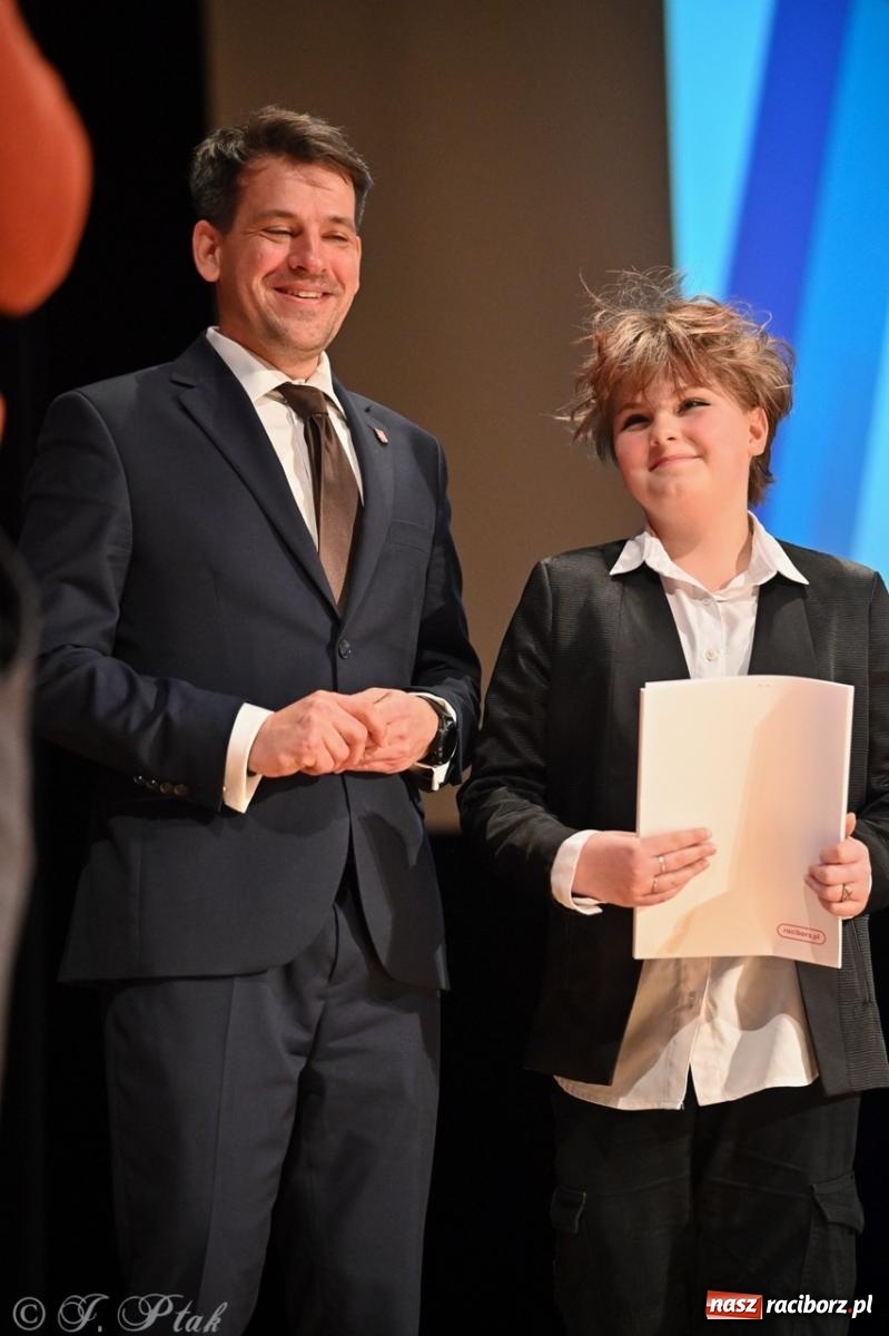 Zdjęcie w galerii na portalu naszraciborz.pl: Racibórz. Uroczyste rozdanie stypendiów za wyniki w nauce [FOTO i WIDEO] wiadomości z regionu