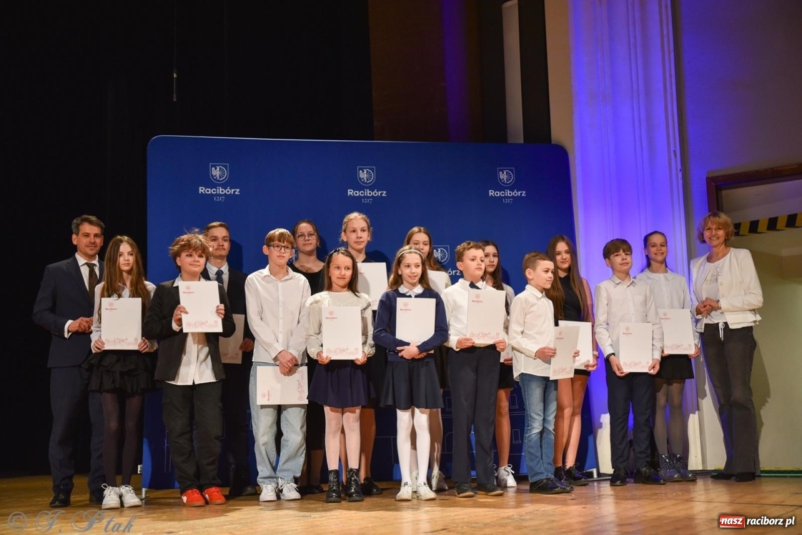 Zdjęcie w galerii na portalu naszraciborz.pl: Racibórz. Uroczyste rozdanie stypendiów za wyniki w nauce [FOTO i WIDEO] wiadomości z regionu