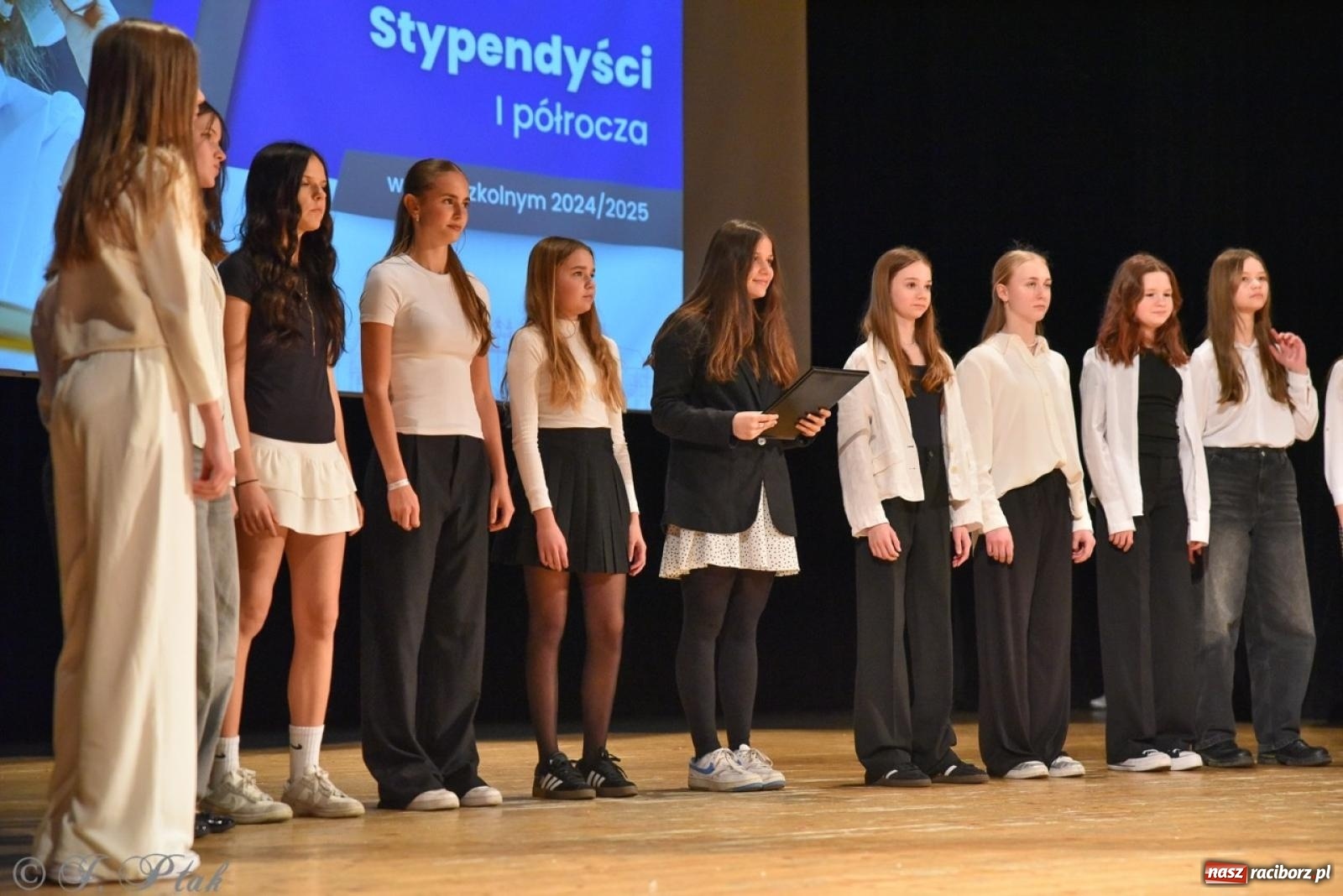 Zdjęcie w galerii na portalu naszraciborz.pl: Racibórz. Uroczyste rozdanie stypendiów za wyniki w nauce [FOTO i WIDEO] wiadomości z regionu