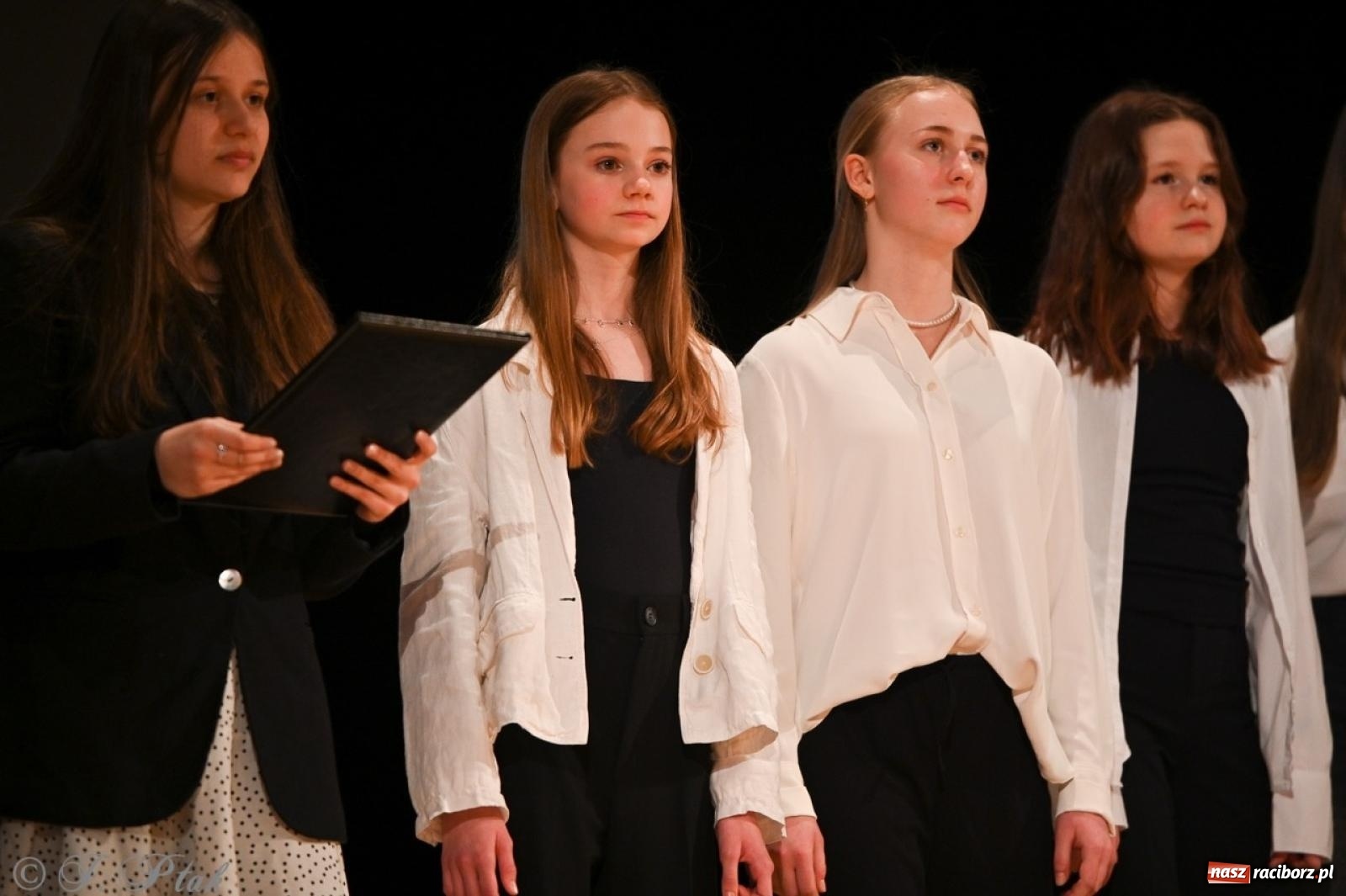 Zdjęcie w galerii na portalu naszraciborz.pl: Racibórz. Uroczyste rozdanie stypendiów za wyniki w nauce [FOTO i WIDEO] wiadomości z regionu