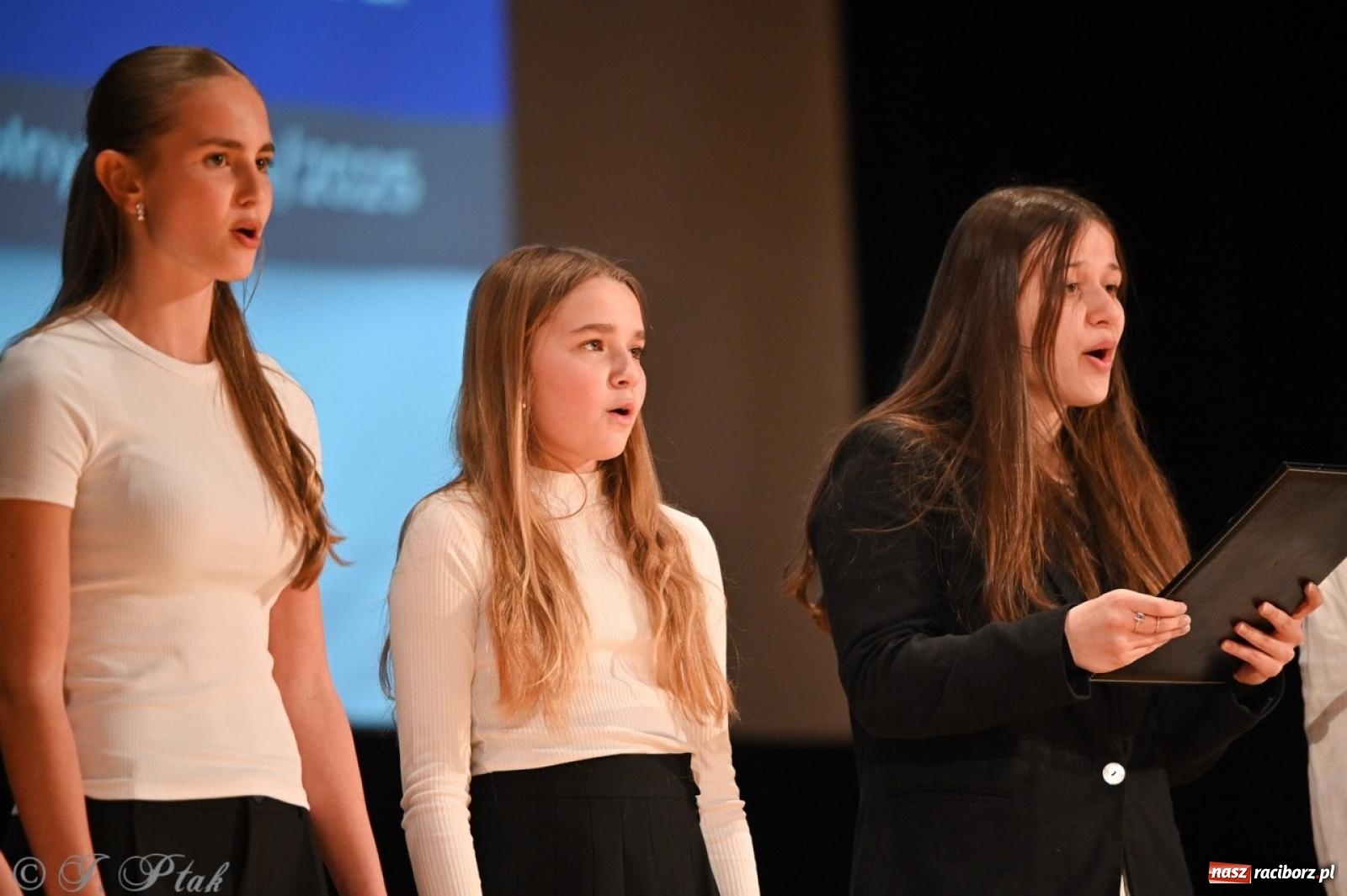 Zdjęcie w galerii na portalu naszraciborz.pl: Racibórz. Uroczyste rozdanie stypendiów za wyniki w nauce [FOTO i WIDEO] wiadomości z regionu