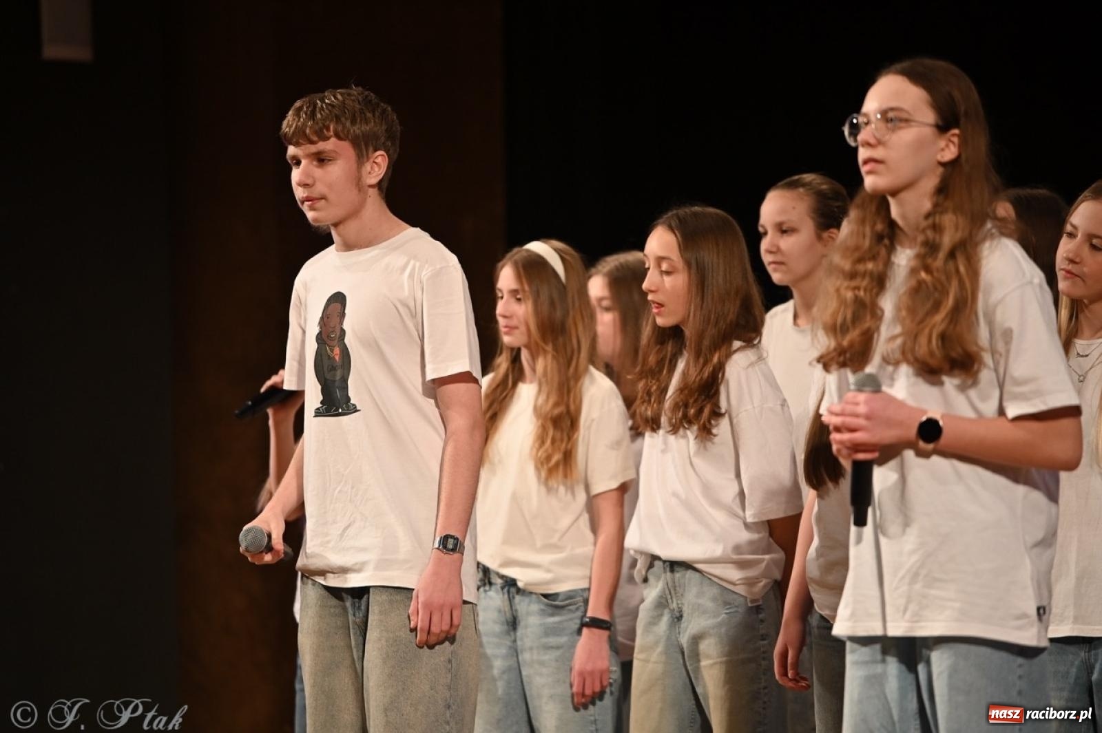 Zdjęcie w galerii na portalu naszraciborz.pl: Racibórz. Uroczyste rozdanie stypendiów za wyniki w nauce [FOTO i WIDEO] wiadomości z regionu