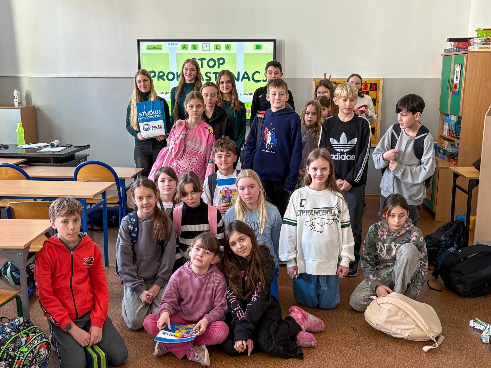 Zdjęcie w galerii na portalu naszraciborz.pl: SmileInTasking – projekt uczennic II LO w Raciborzu wiadomości z regionu