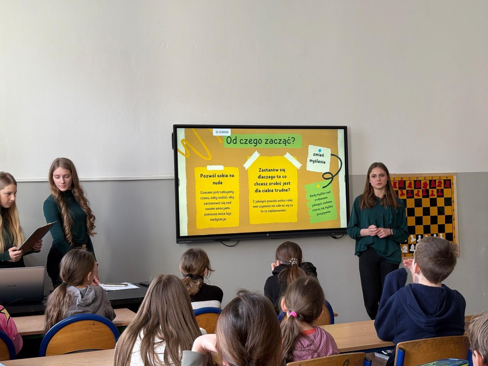 Zdjęcie w galerii na portalu naszraciborz.pl: SmileInTasking – projekt uczennic II LO w Raciborzu wiadomości z regionu