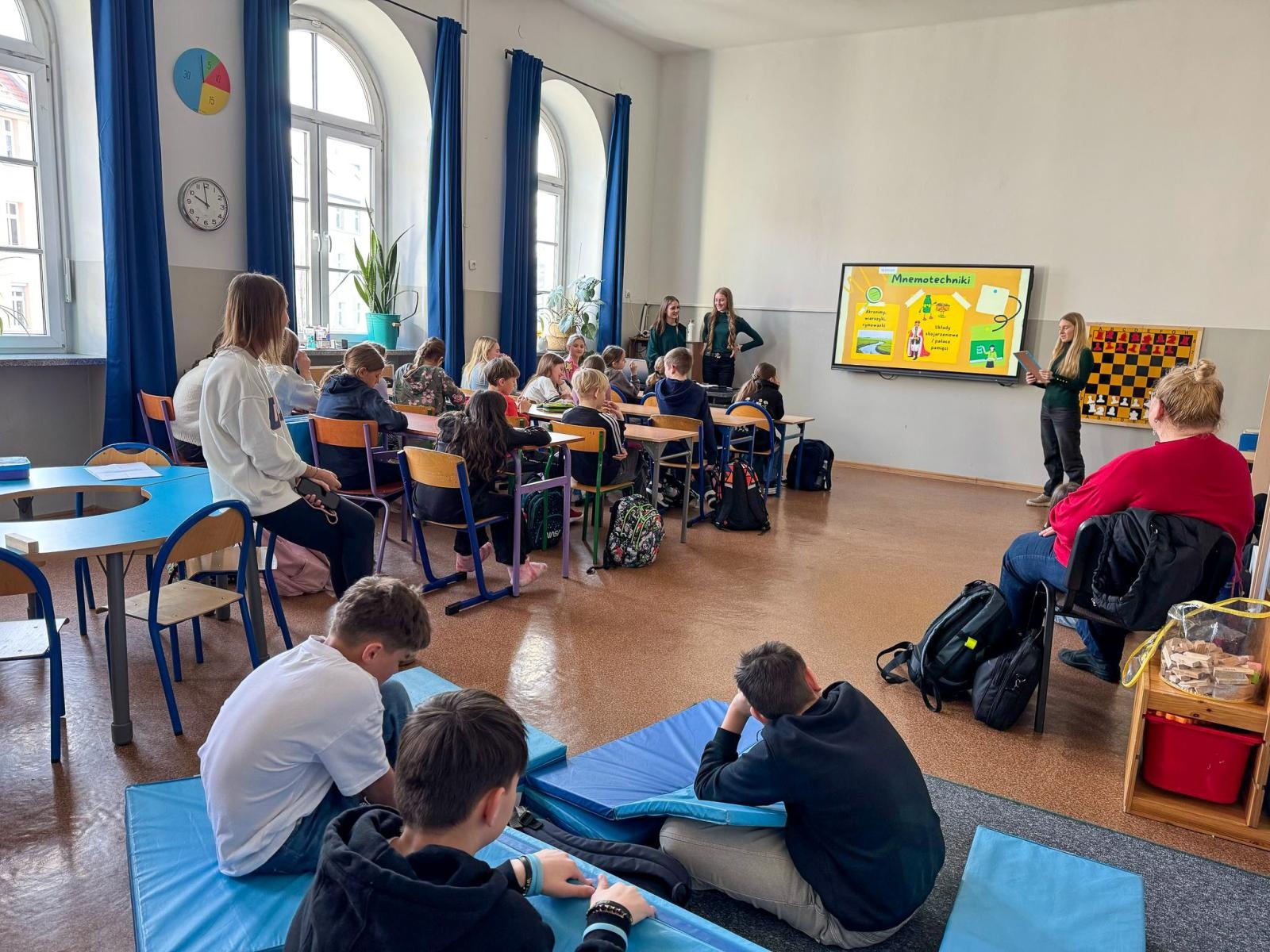 Zdjęcie w galerii na portalu naszraciborz.pl: SmileInTasking – projekt uczennic II LO w Raciborzu wiadomości z regionu