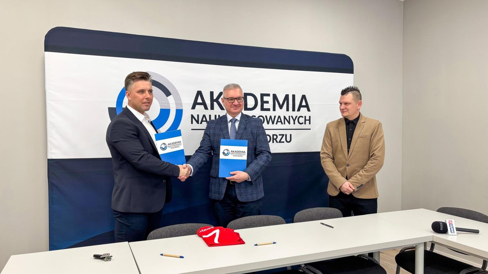 Zdjęcie w galerii na portalu naszraciborz.pl: Umowa o współpracy – Akademia Nauk Stosowanych w Raciborzu i Junior Trening – sportowy rozwój młodego pokolenia wiadomości z regionu