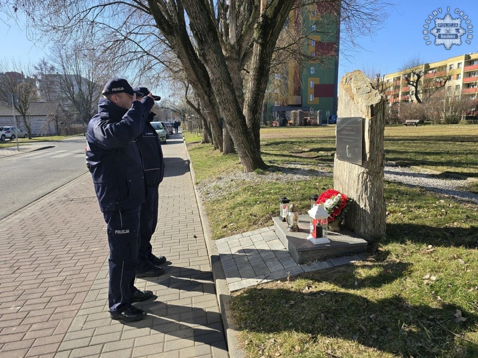 Zdjęcie w galerii na portalu naszraciborz.pl: Hołd dla funkcjonariuszy, którzy oddali życie na służbie wiadomości z regionu