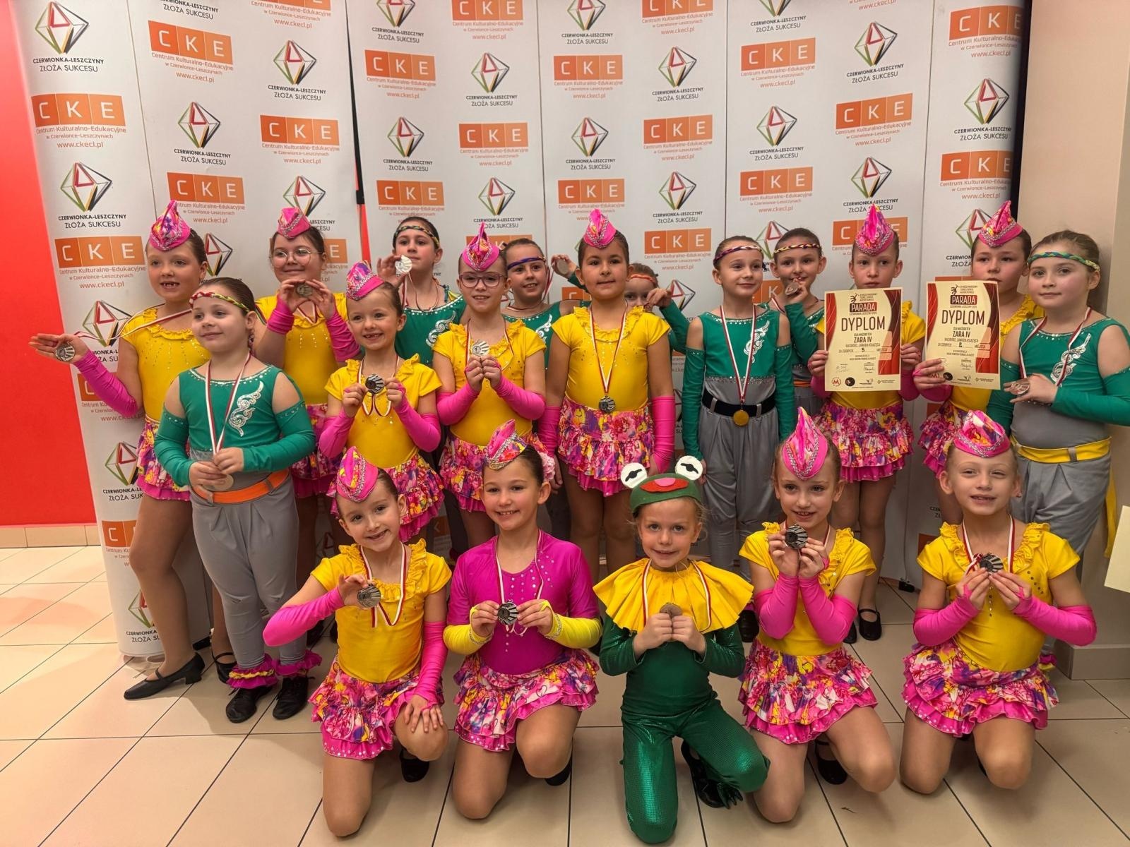 Zdjęcie w galerii na portalu naszraciborz.pl: Mażoretki raciborskiej ZARY otworzyły sezon z przytupem wiadomości z regionu