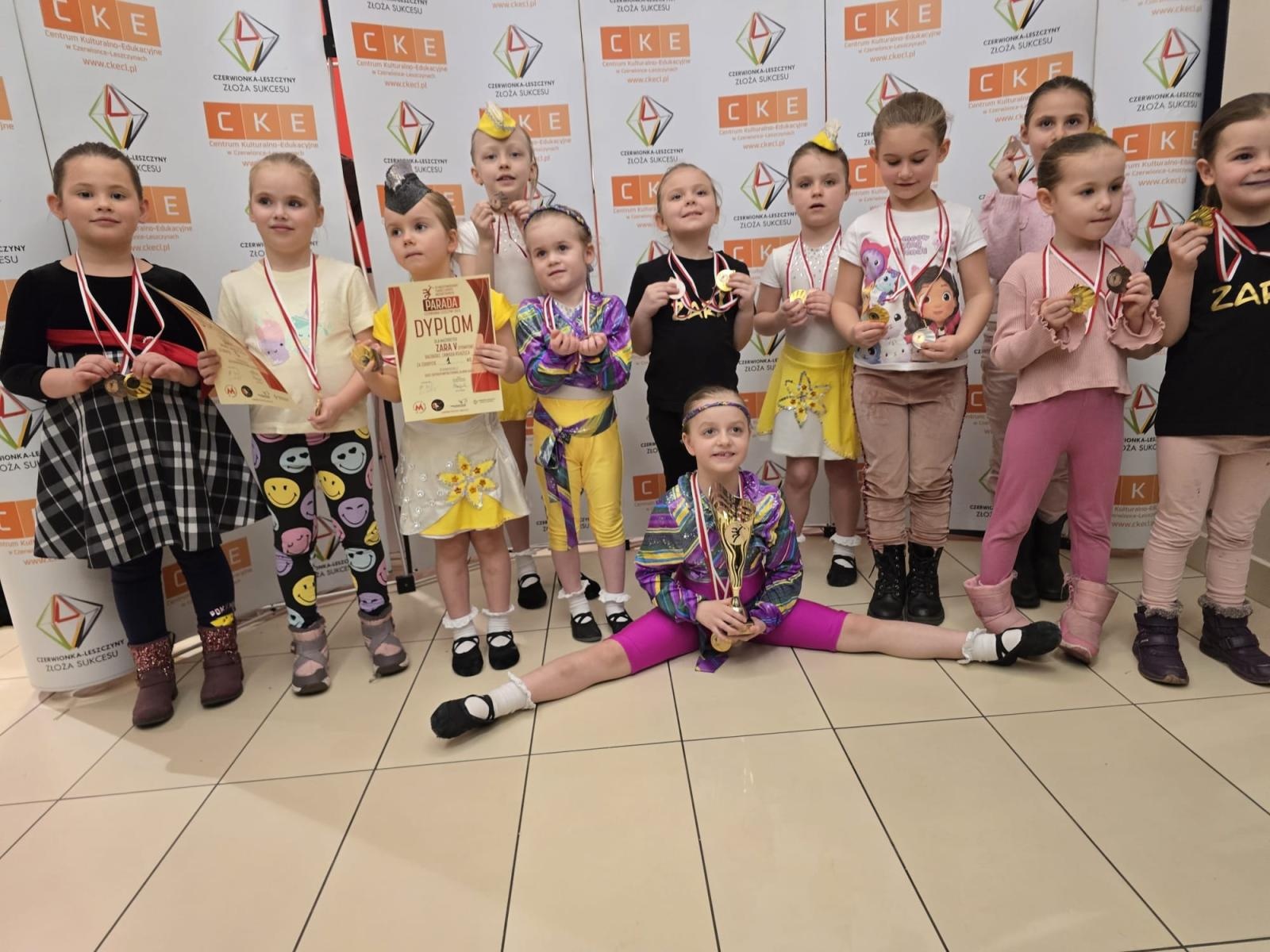 Zdjęcie w galerii na portalu naszraciborz.pl: Mażoretki raciborskiej ZARY otworzyły sezon z przytupem wiadomości z regionu