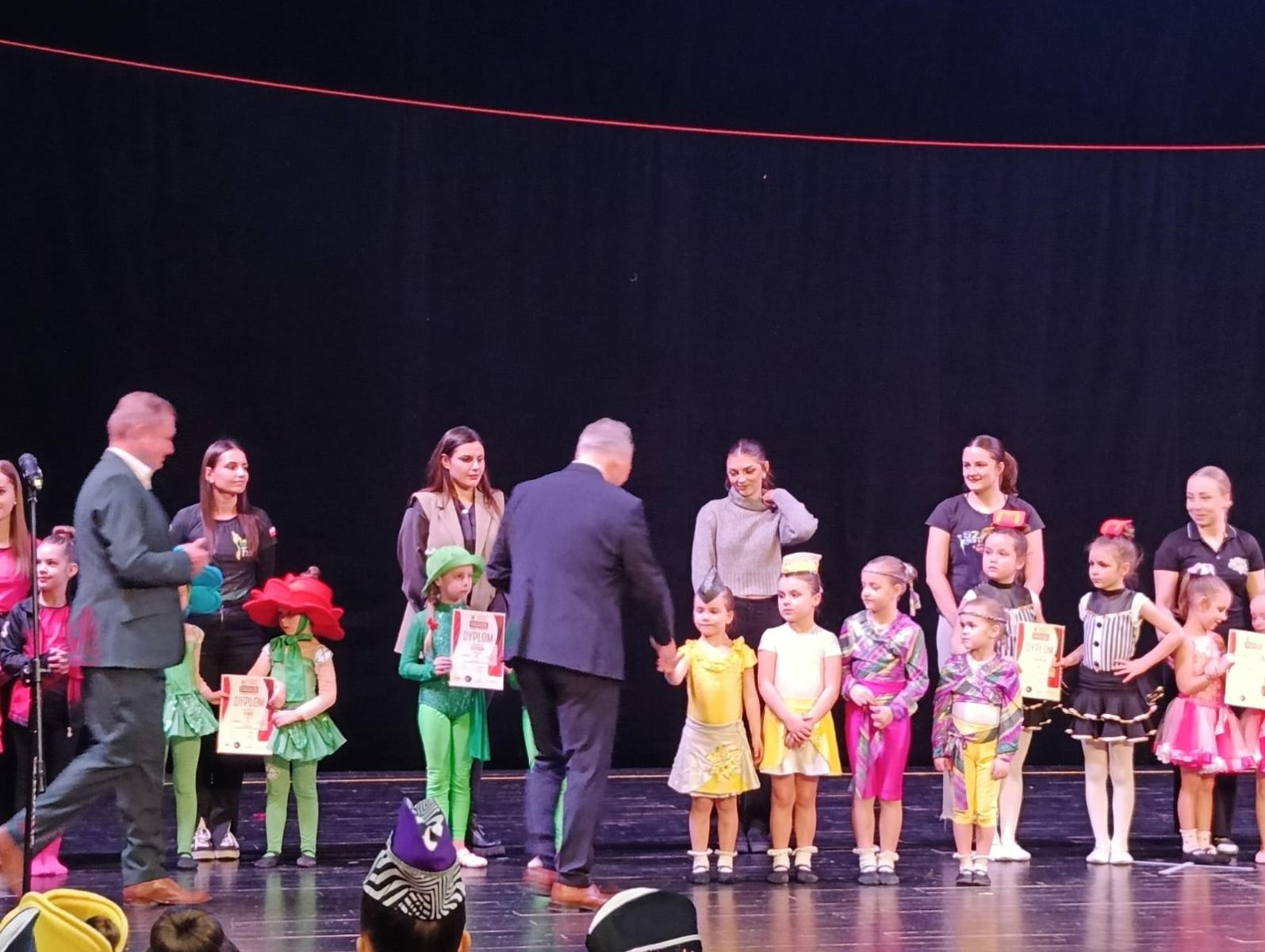 Zdjęcie w galerii na portalu naszraciborz.pl: Mażoretki raciborskiej ZARY otworzyły sezon z przytupem wiadomości z regionu