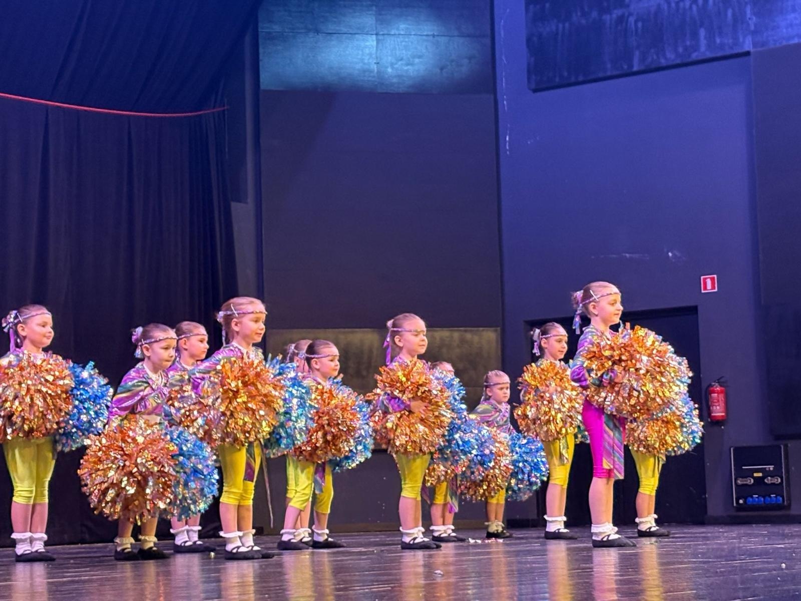 Zdjęcie w galerii na portalu naszraciborz.pl: Mażoretki raciborskiej ZARY otworzyły sezon z przytupem wiadomości z regionu