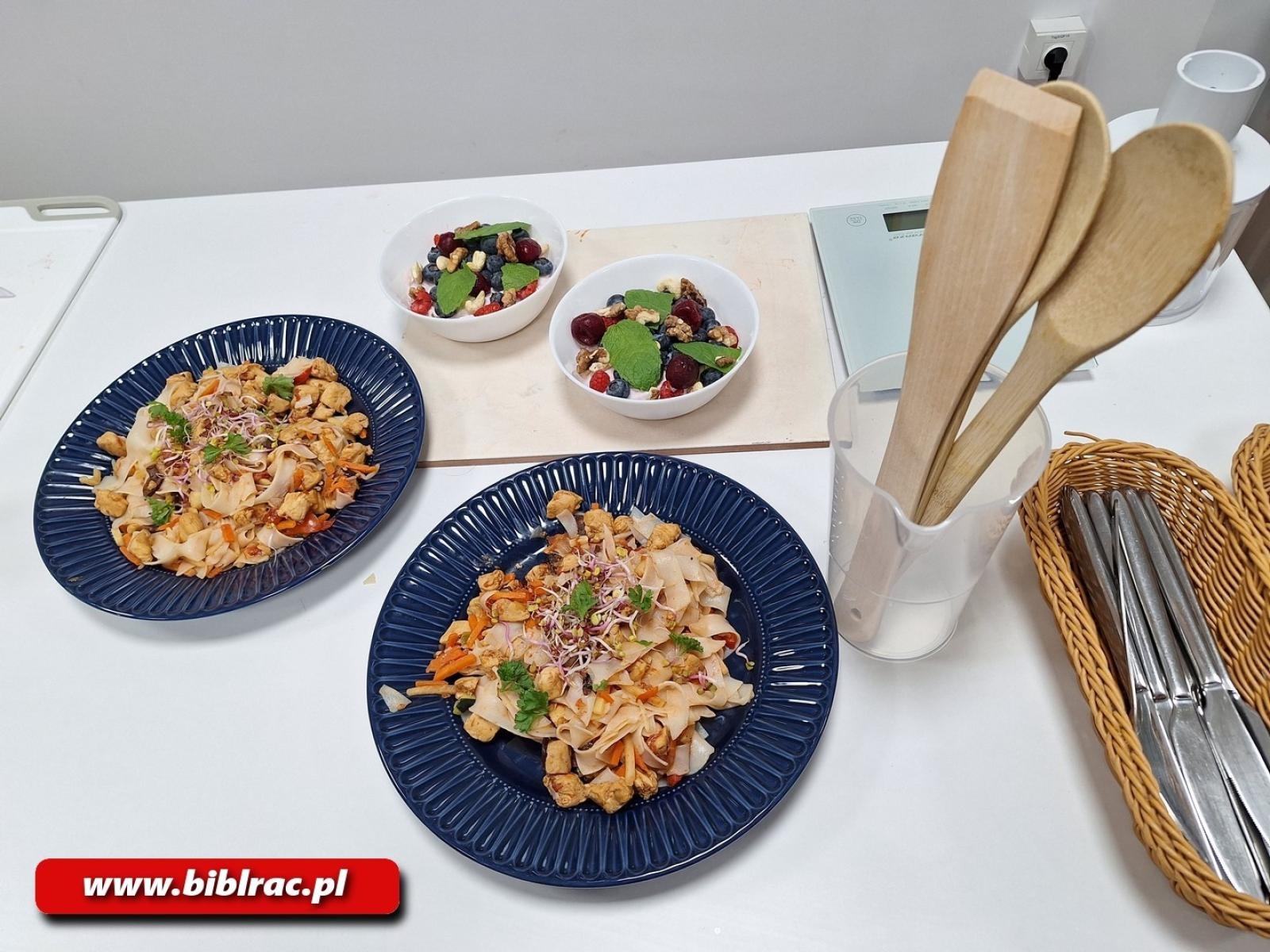 Zdjęcie w galerii na portalu naszraciborz.pl: Na dworcu jak na planie MasterChefa. Gotowanie w Stacji Młodych wiadomości z regionu