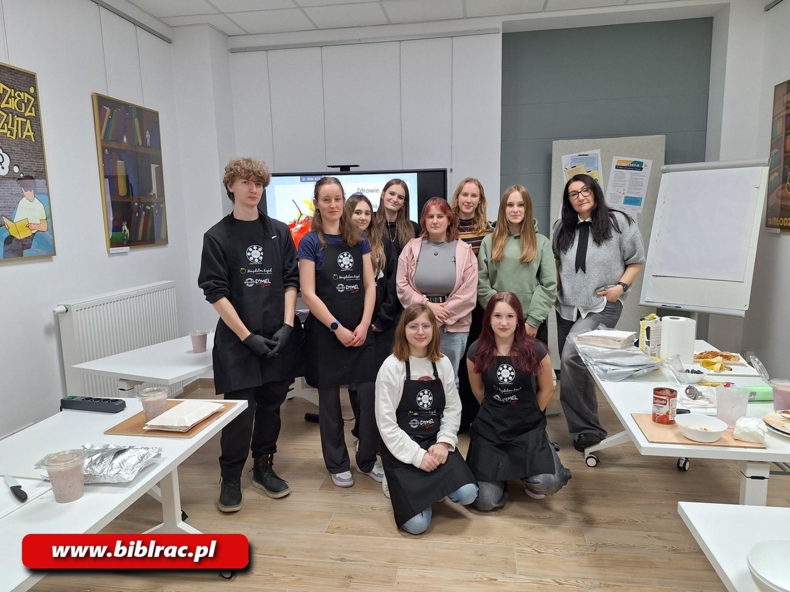 Zdjęcie w galerii na portalu naszraciborz.pl: Na dworcu jak na planie MasterChefa. Gotowanie w Stacji Młodych wiadomości z regionu