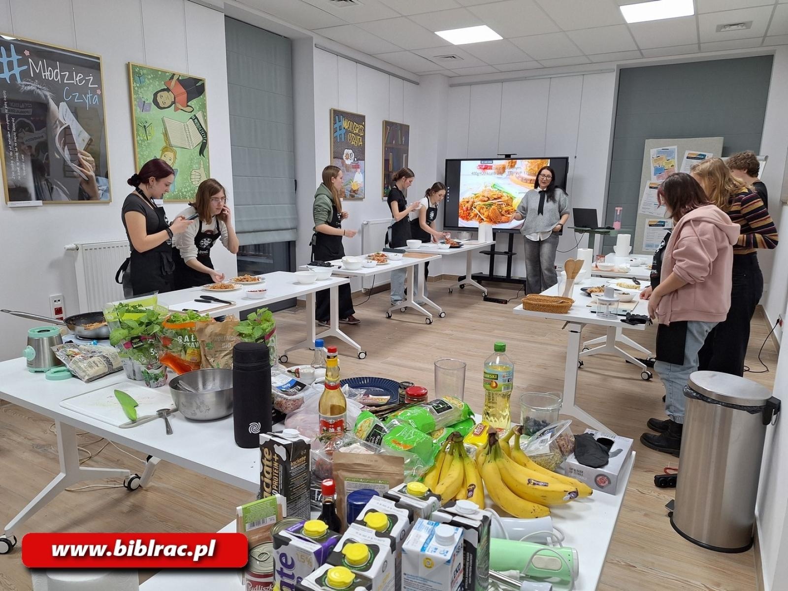 Zdjęcie w galerii na portalu naszraciborz.pl: Na dworcu jak na planie MasterChefa. Gotowanie w Stacji Młodych wiadomości z regionu