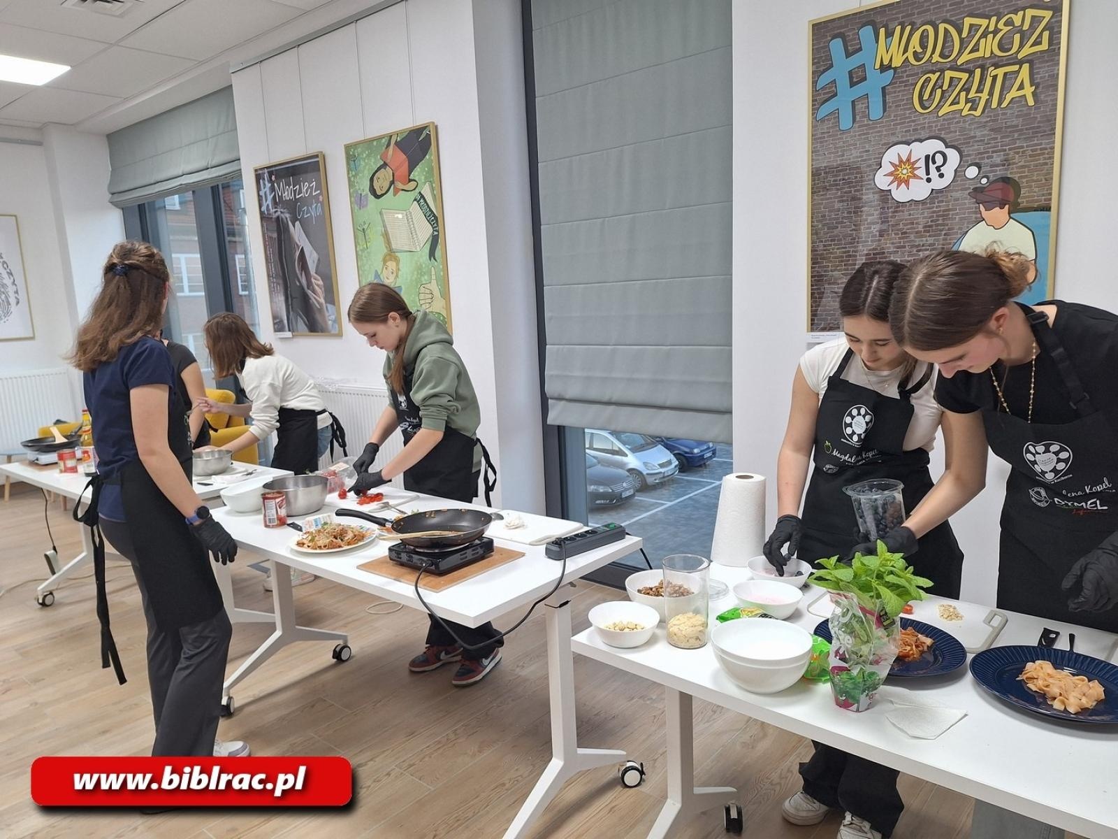 Zdjęcie w galerii na portalu naszraciborz.pl: Na dworcu jak na planie MasterChefa. Gotowanie w Stacji Młodych wiadomości z regionu