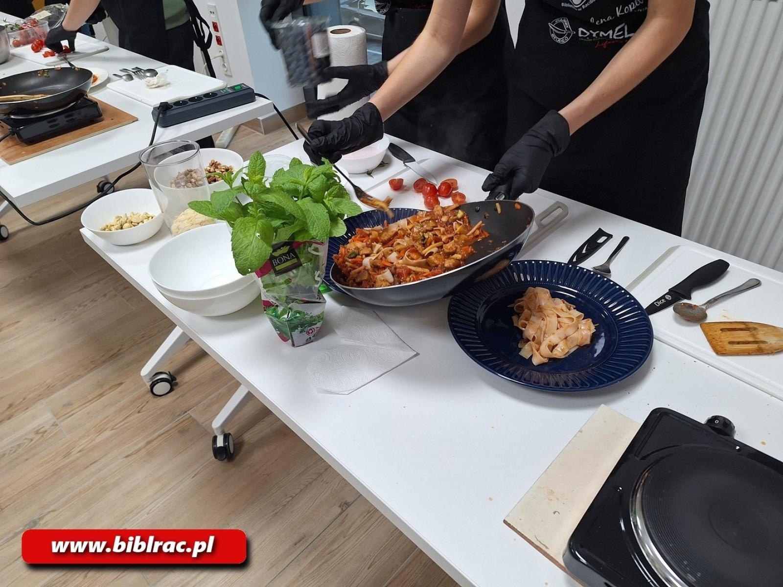 Zdjęcie w galerii na portalu naszraciborz.pl: Na dworcu jak na planie MasterChefa. Gotowanie w Stacji Młodych wiadomości z regionu