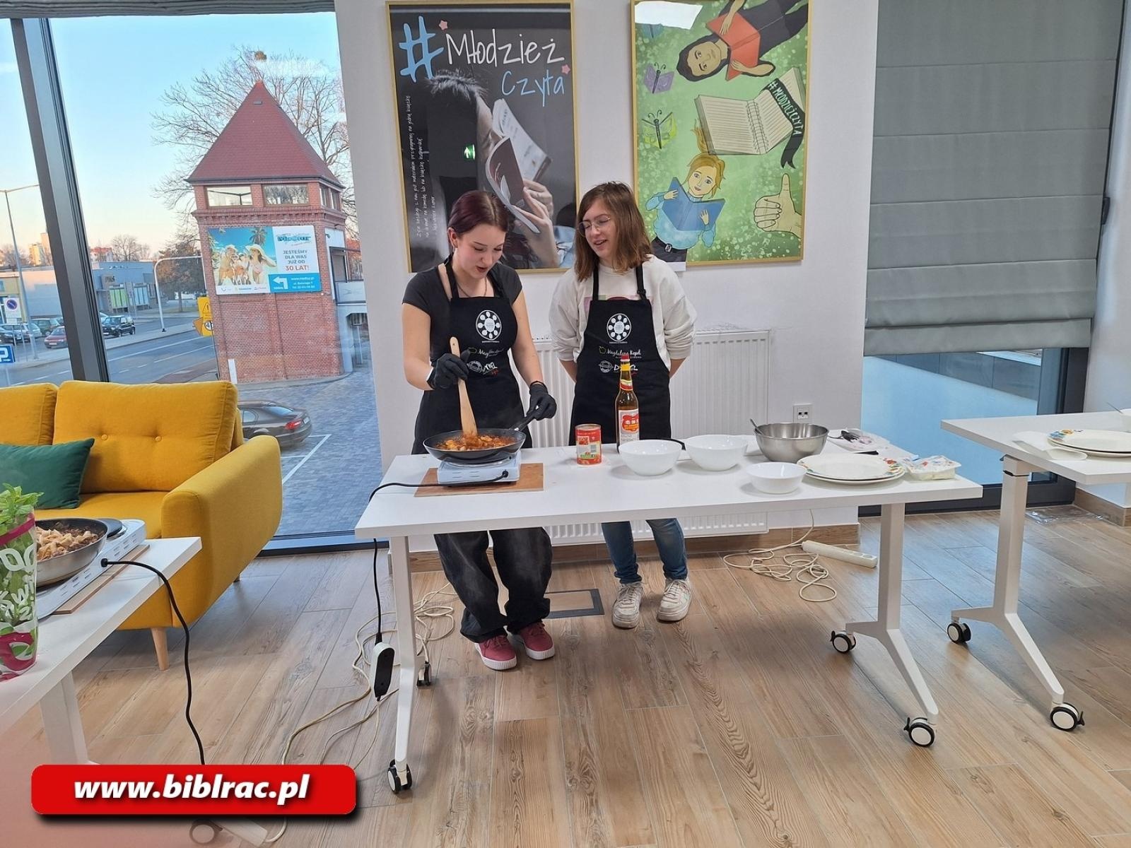 Zdjęcie w galerii na portalu naszraciborz.pl: Na dworcu jak na planie MasterChefa. Gotowanie w Stacji Młodych wiadomości z regionu