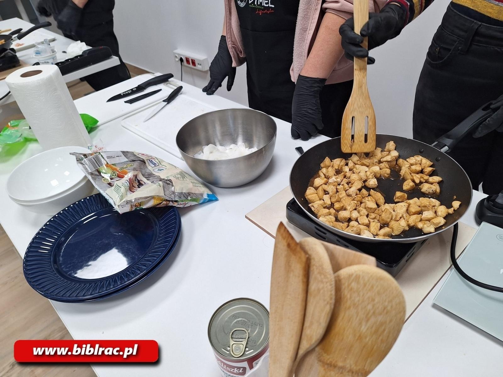 Zdjęcie w galerii na portalu naszraciborz.pl: Na dworcu jak na planie MasterChefa. Gotowanie w Stacji Młodych wiadomości z regionu