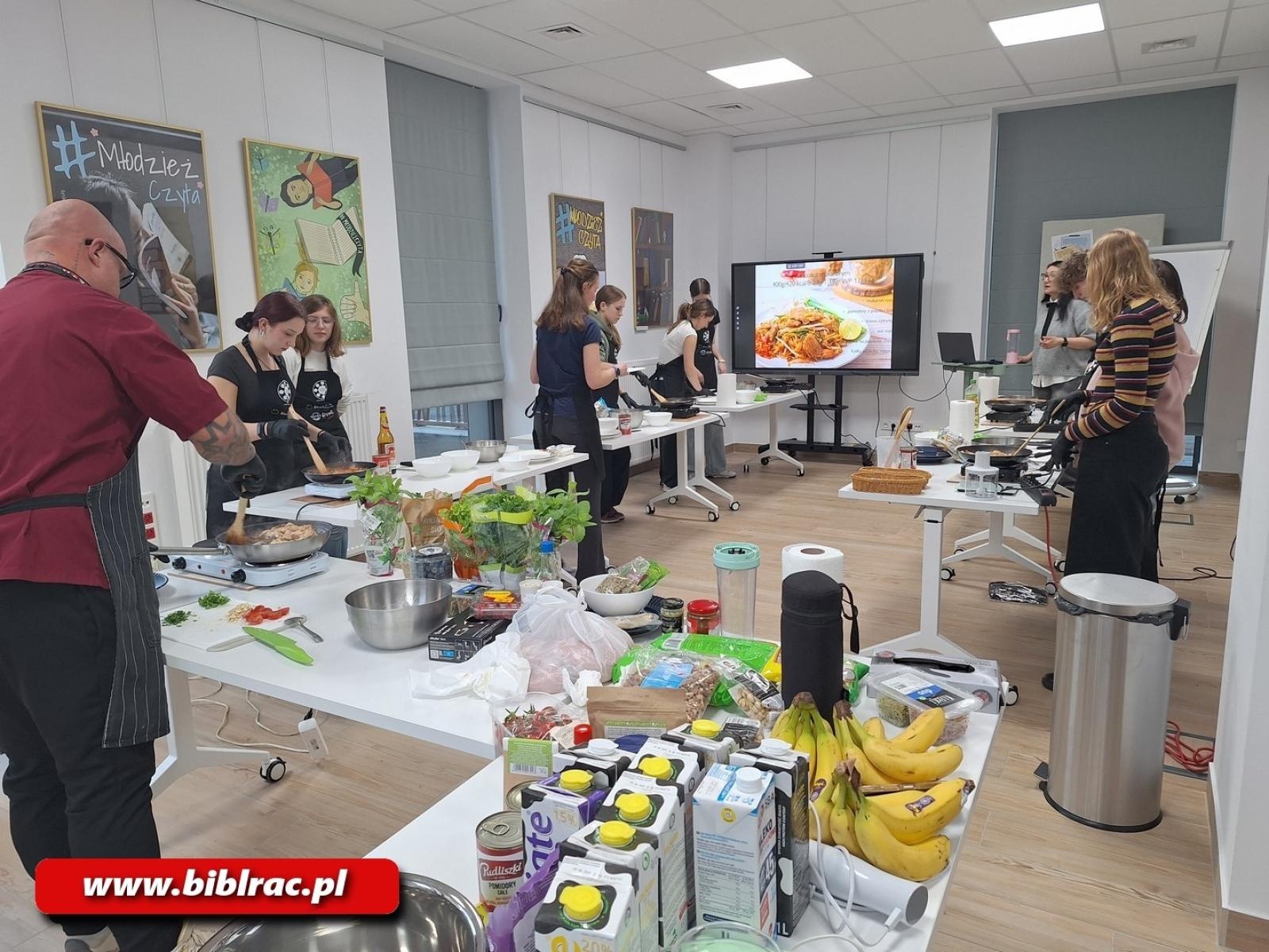 Zdjęcie w galerii na portalu naszraciborz.pl: Na dworcu jak na planie MasterChefa. Gotowanie w Stacji Młodych wiadomości z regionu