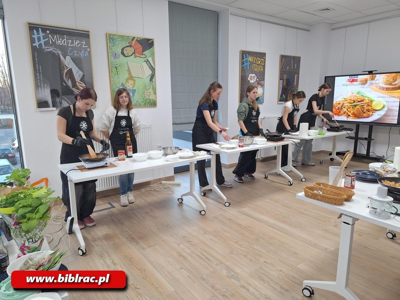 Zdjęcie w galerii na portalu naszraciborz.pl: Na dworcu jak na planie MasterChefa. Gotowanie w Stacji Młodych wiadomości z regionu