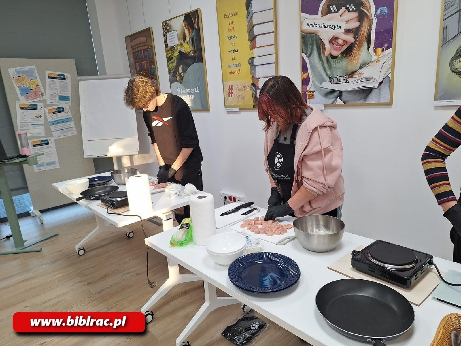 Zdjęcie w galerii na portalu naszraciborz.pl: Na dworcu jak na planie MasterChefa. Gotowanie w Stacji Młodych wiadomości z regionu