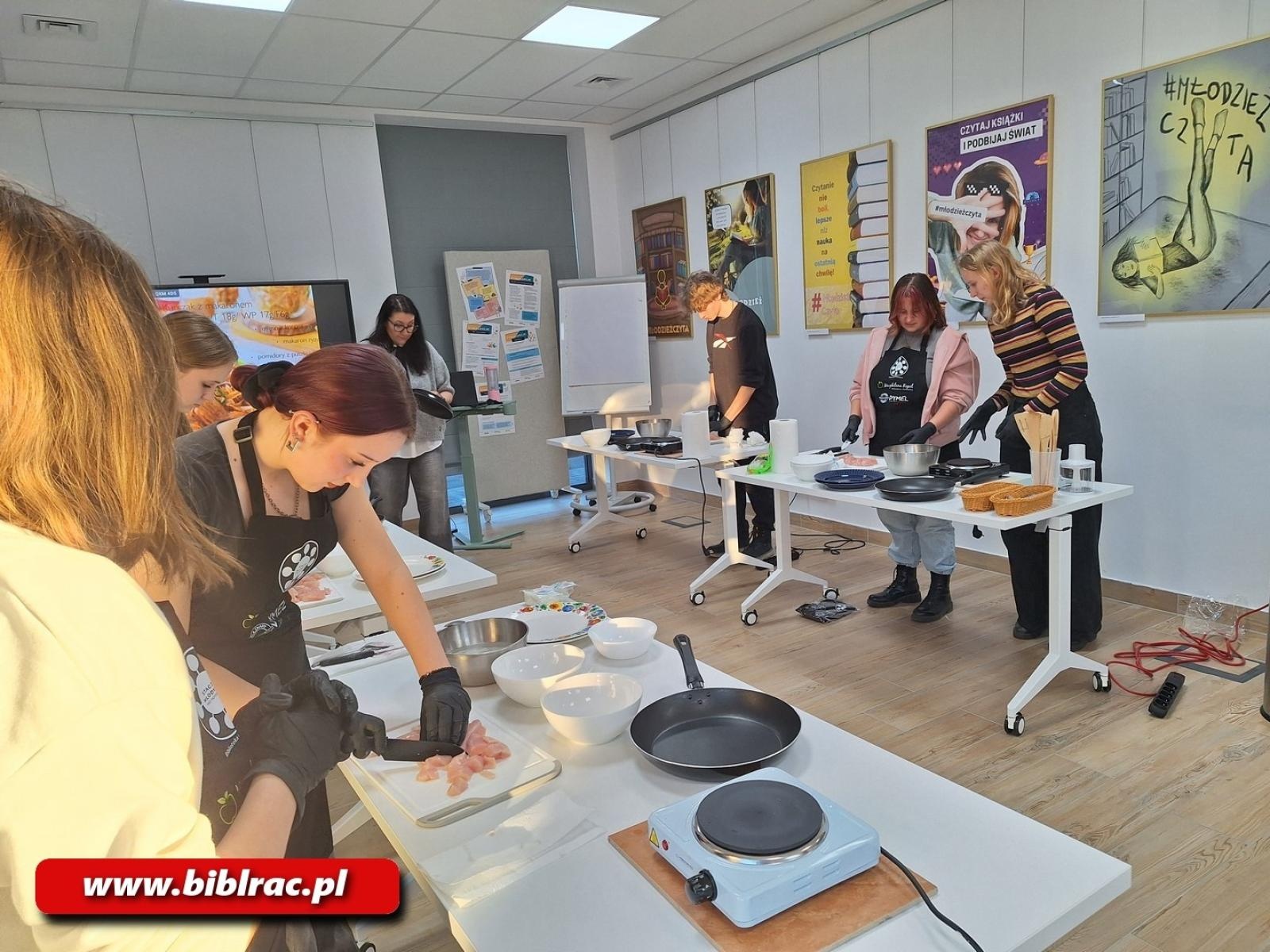 Zdjęcie w galerii na portalu naszraciborz.pl: Na dworcu jak na planie MasterChefa. Gotowanie w Stacji Młodych wiadomości z regionu