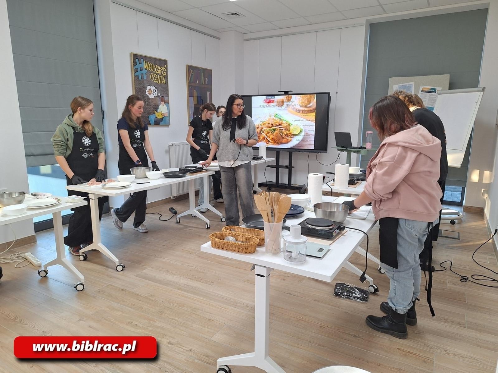 Zdjęcie w galerii na portalu naszraciborz.pl: Na dworcu jak na planie MasterChefa. Gotowanie w Stacji Młodych wiadomości z regionu