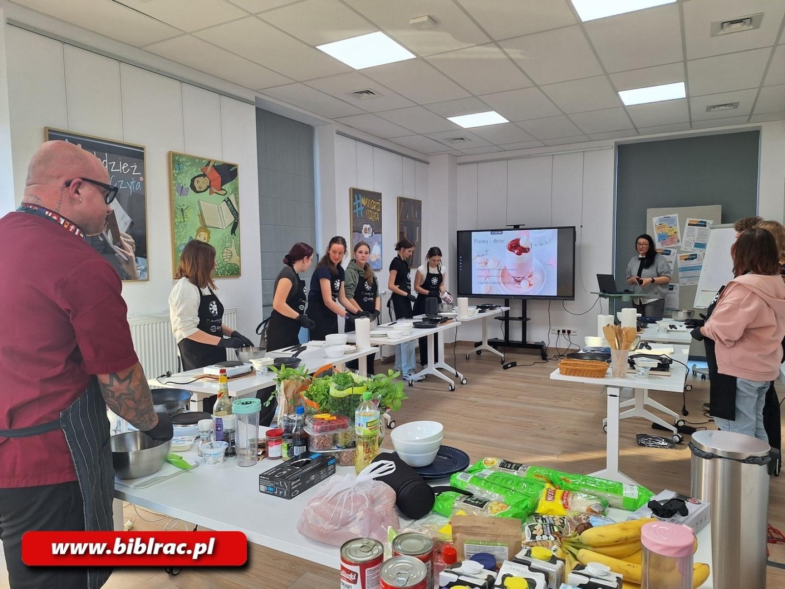 Zdjęcie w galerii na portalu naszraciborz.pl: Na dworcu jak na planie MasterChefa. Gotowanie w Stacji Młodych wiadomości z regionu