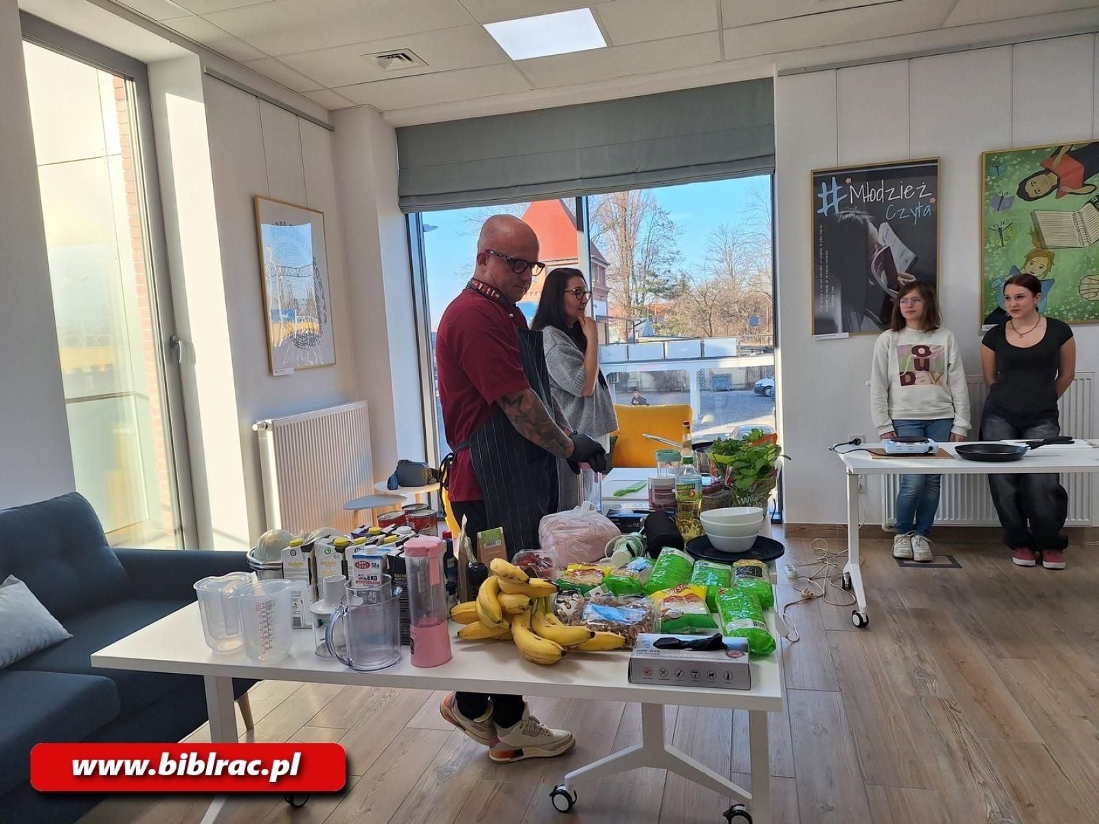 Zdjęcie w galerii na portalu naszraciborz.pl: Na dworcu jak na planie MasterChefa. Gotowanie w Stacji Młodych wiadomości z regionu