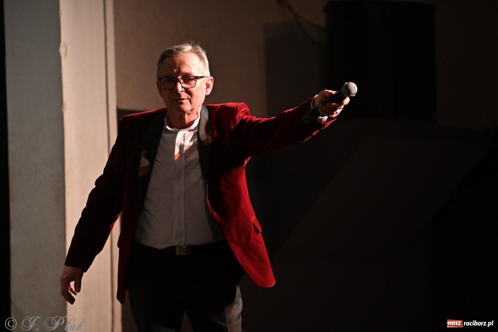 Zdjęcie w galerii na portalu naszraciborz.pl: Powróćmy jak za dawnych lat. Zespół 60 plus wypełnił Strzechę [FOTO i WIDEO] wiadomości z regionu