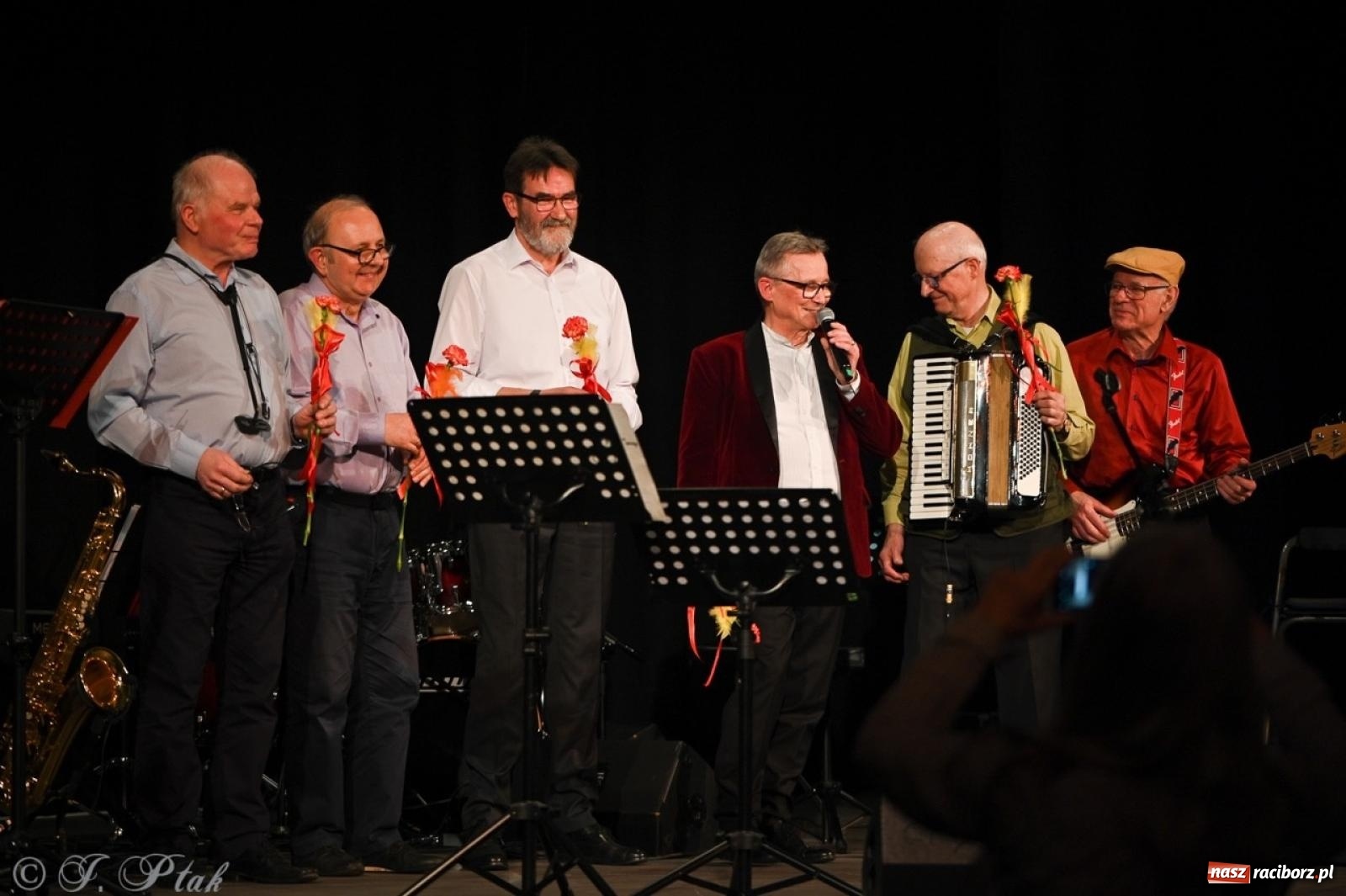 Zdjęcie w galerii na portalu naszraciborz.pl: Powróćmy jak za dawnych lat. Zespół 60 plus wypełnił Strzechę [FOTO i WIDEO] wiadomości z regionu