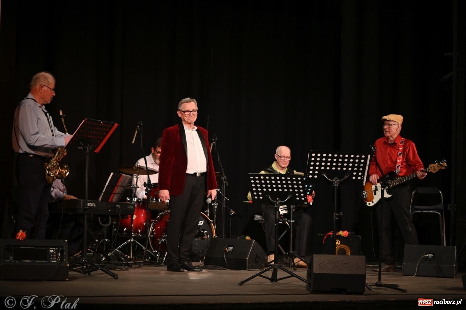 Zdjęcie w galerii na portalu naszraciborz.pl: Powróćmy jak za dawnych lat. Zespół 60 plus wypełnił Strzechę [FOTO i WIDEO] wiadomości z regionu