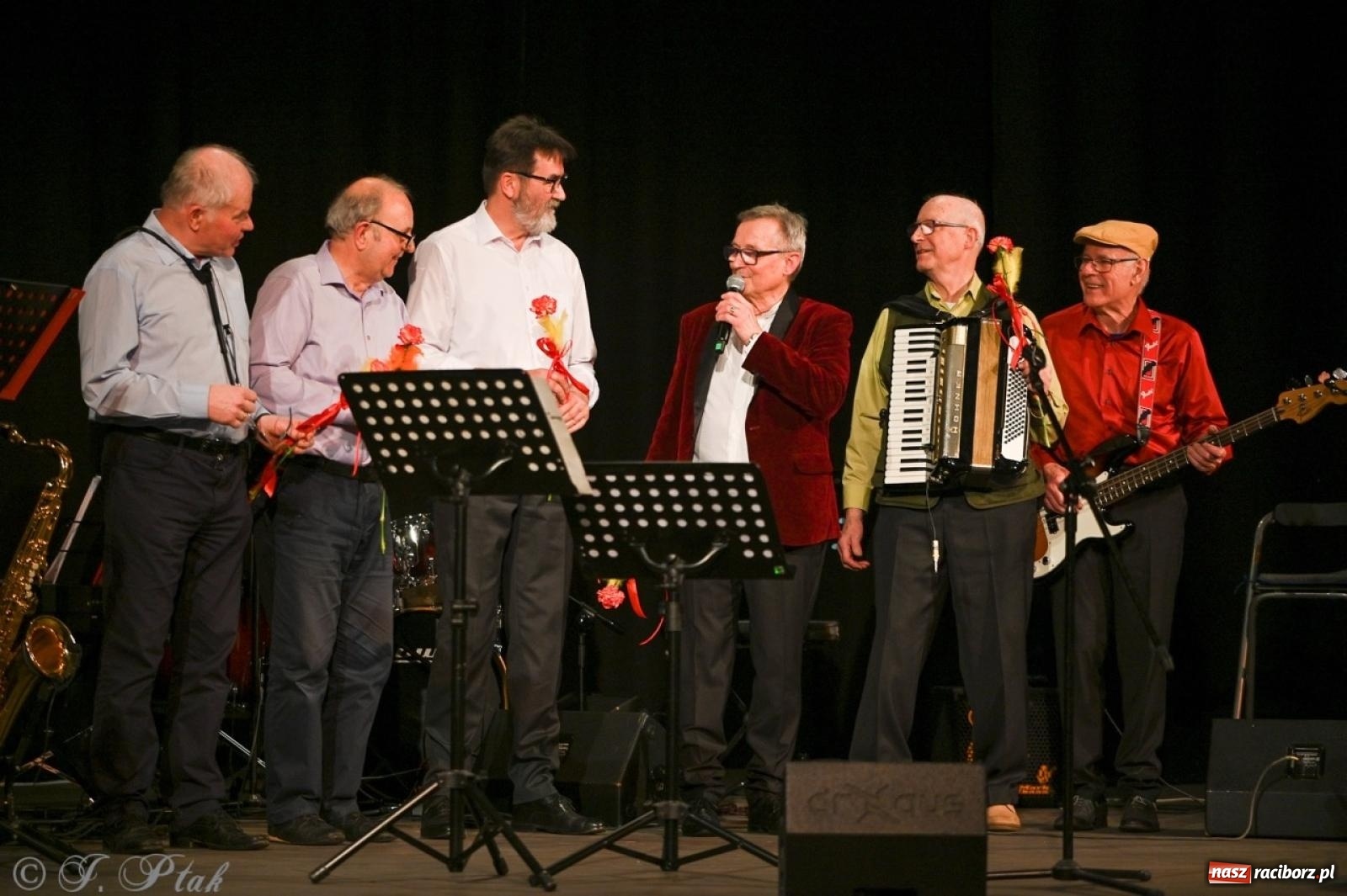 Zdjęcie w galerii na portalu naszraciborz.pl: Powróćmy jak za dawnych lat. Zespół 60 plus wypełnił Strzechę [FOTO i WIDEO] wiadomości z regionu